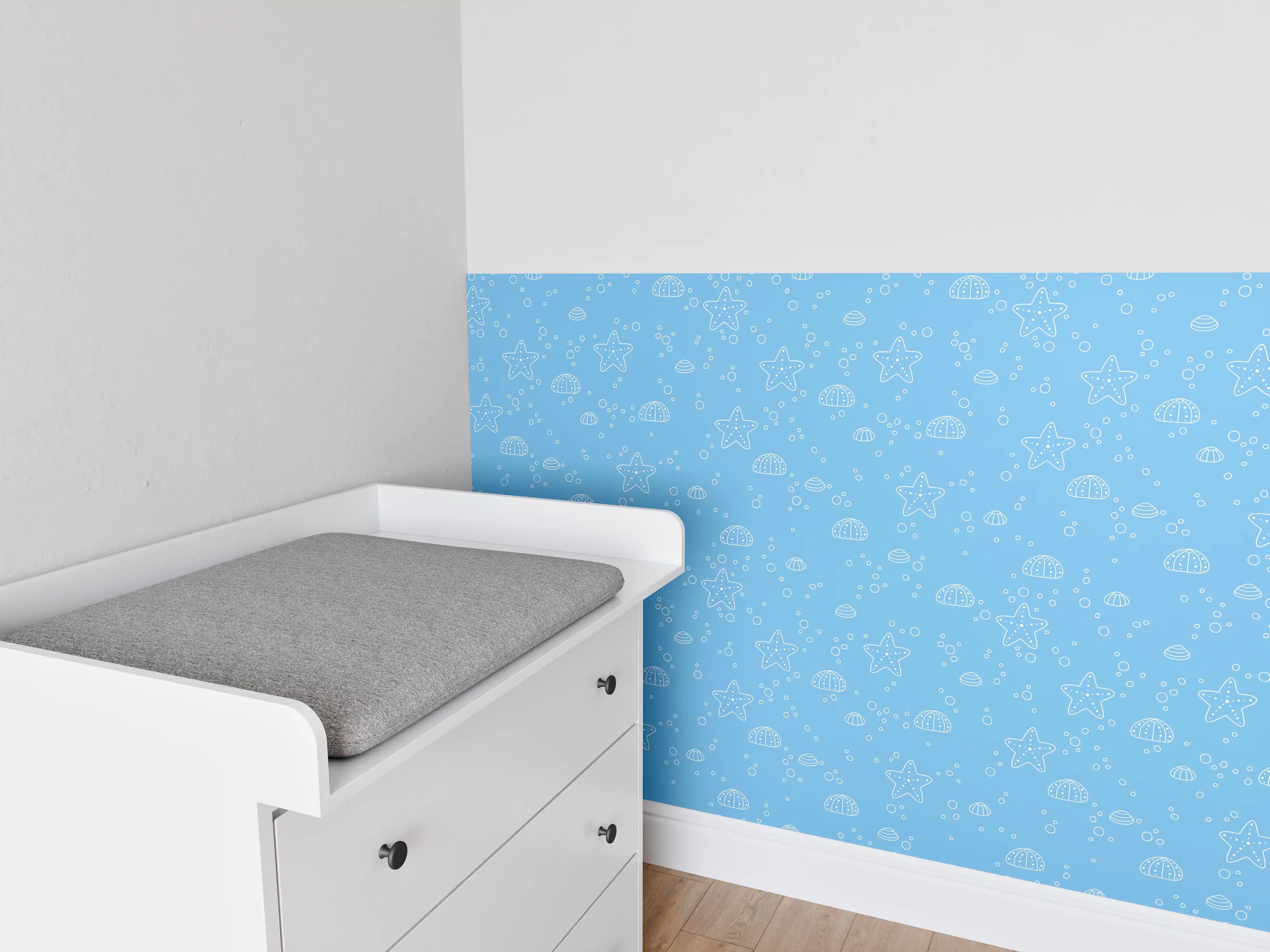 Babyzimmer Wandgestaltung - Hellblaue Musterwand mit Stern- und Muschelmotiven
