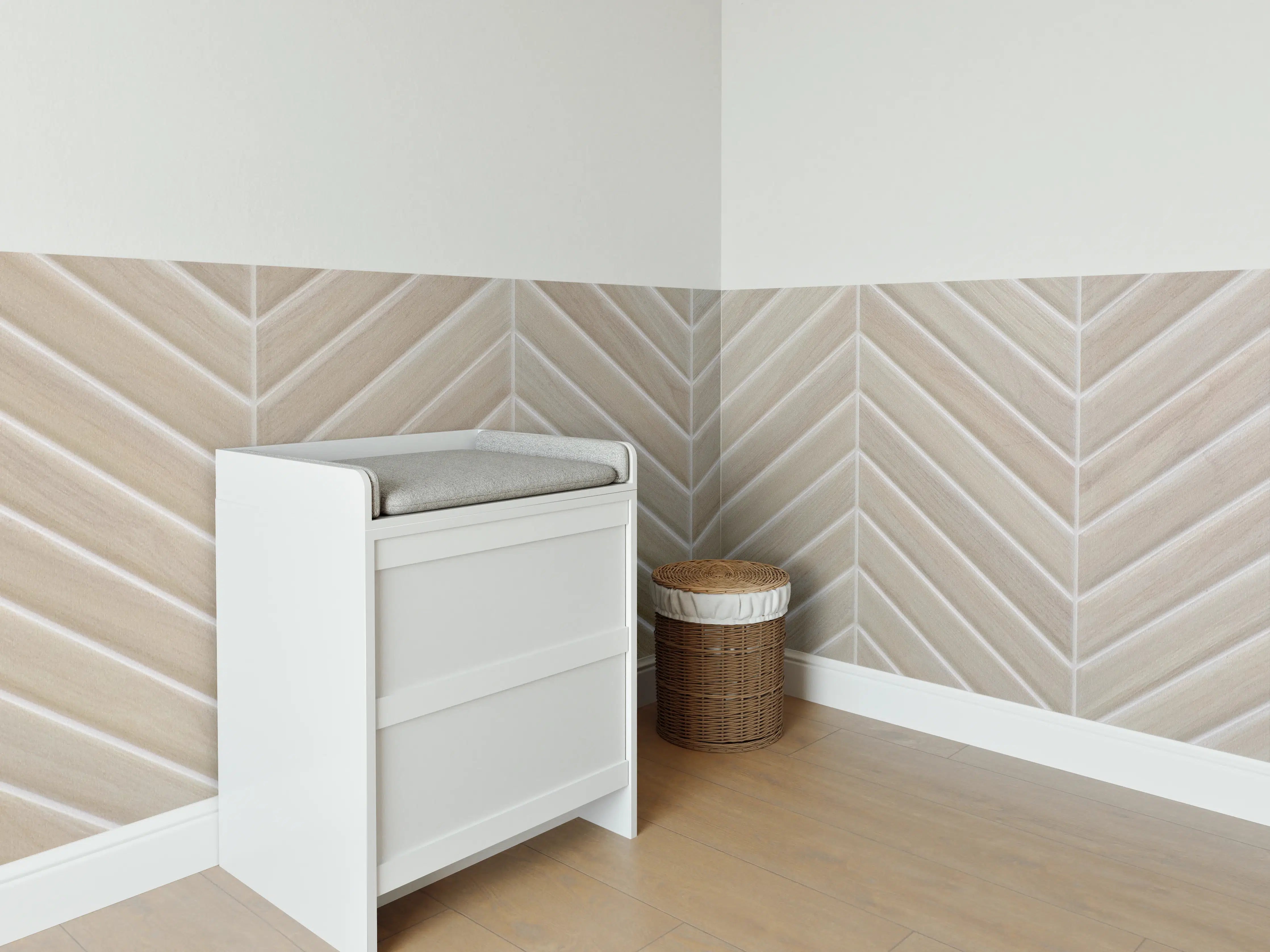 Babyzimmer Wandgestaltung - Helle Beigefarbene Fliesen mit Chevron-Muster