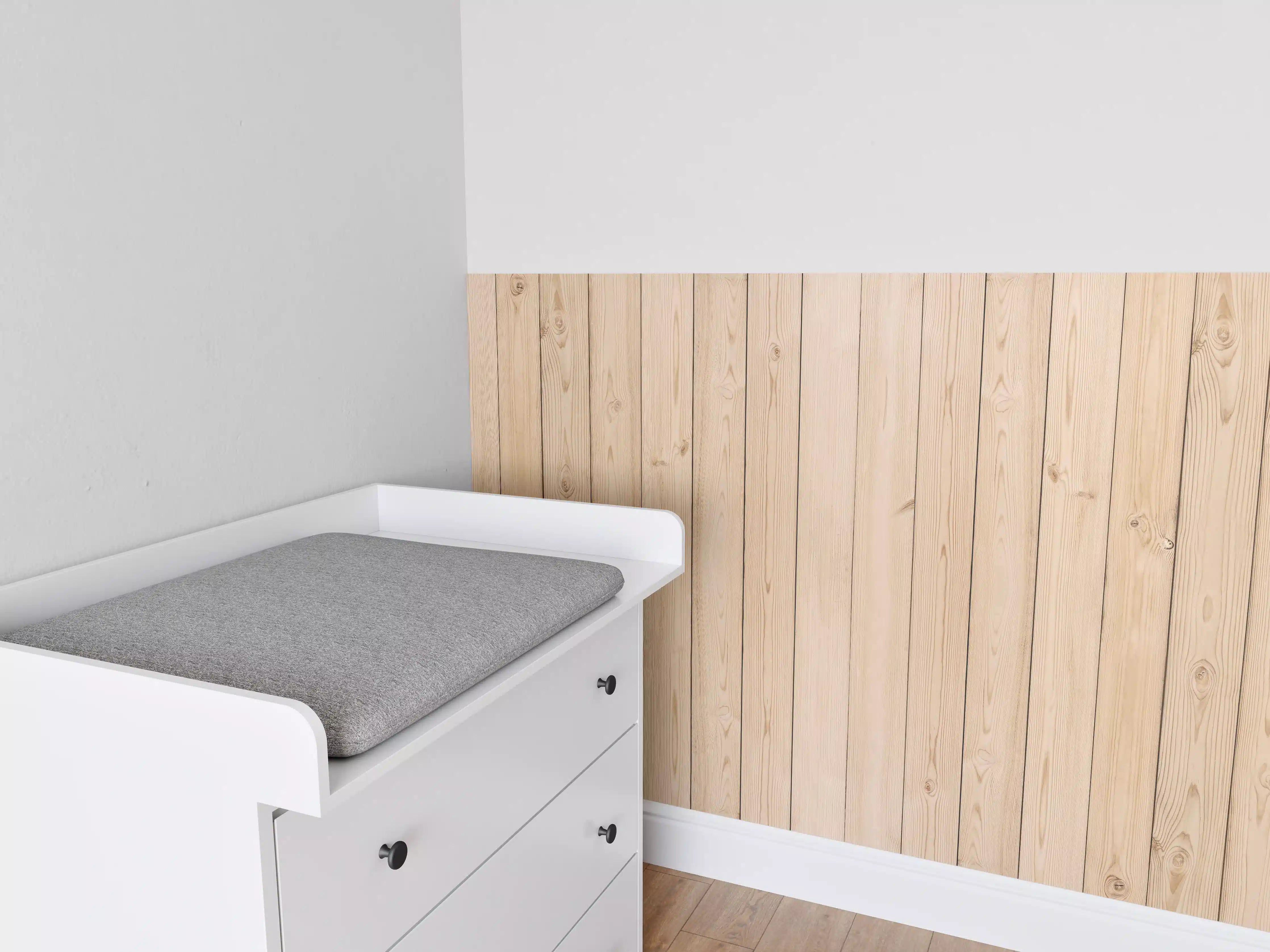 Babyzimmer Wandgestaltung - Helle Holzplanken 