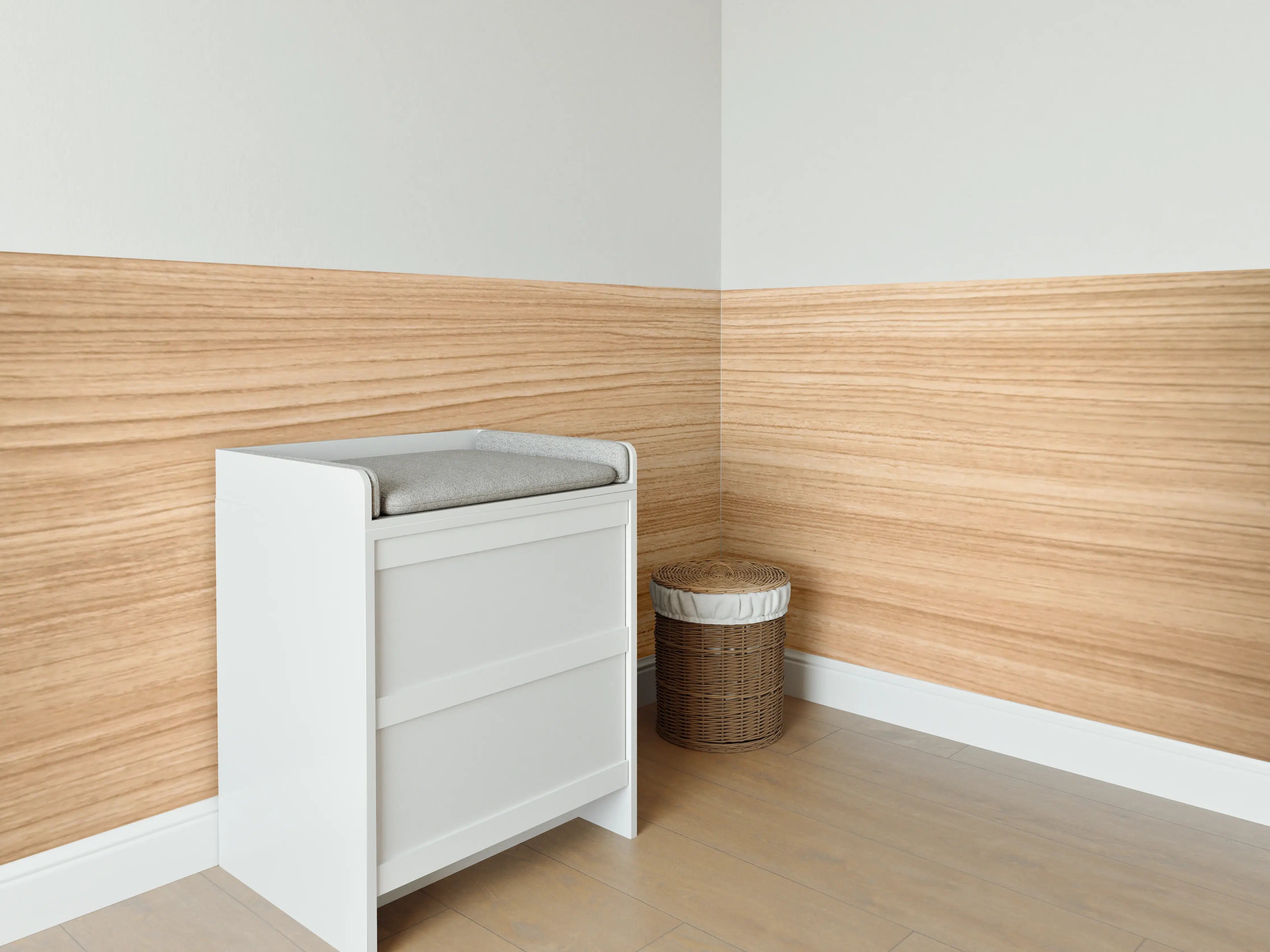 Babyzimmer Wandgestaltung - Helle Holzwand in natürlichem Ton