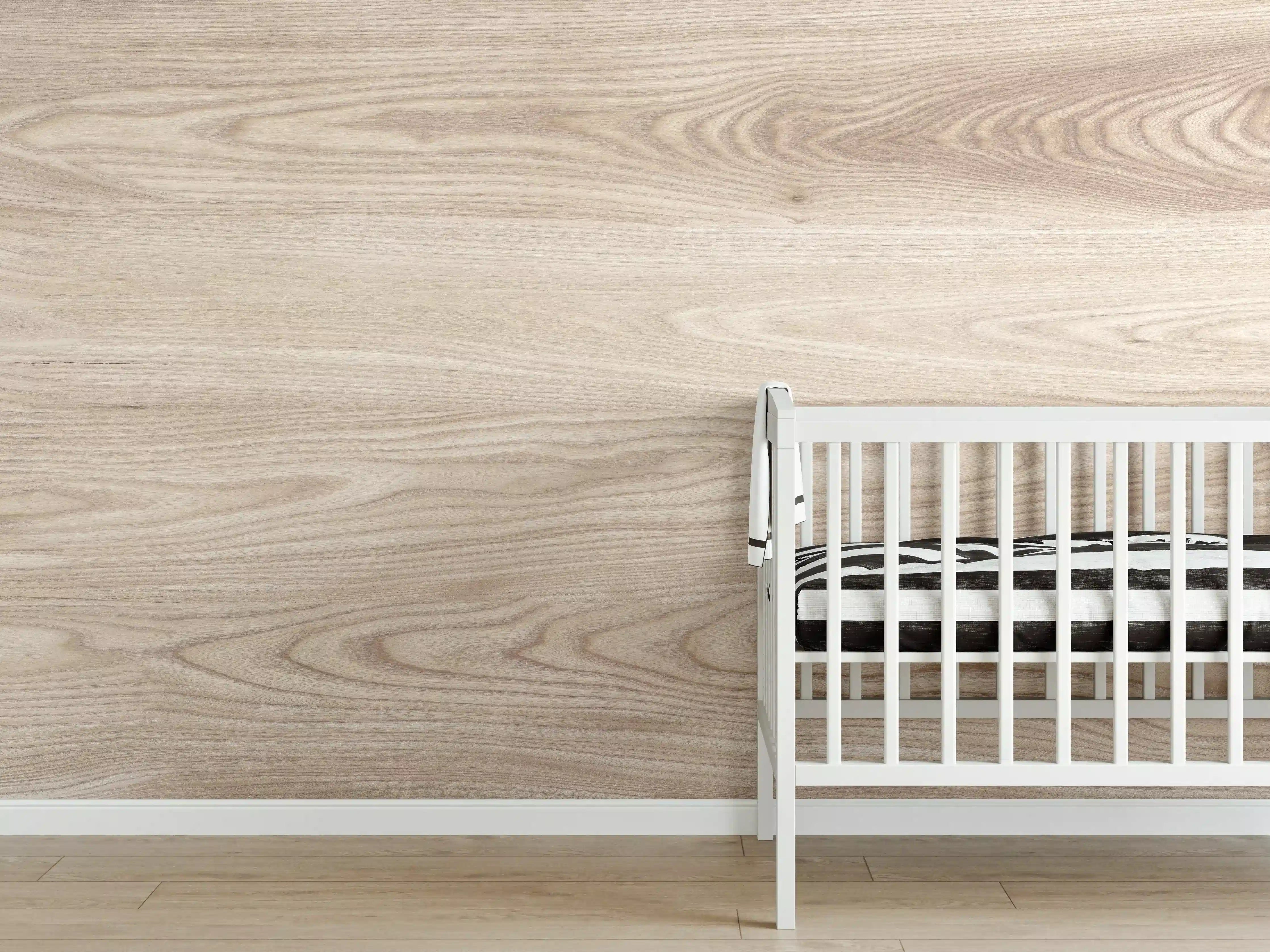 Babyzimmer Wandgestaltung - Helle Holzwand mit natürlicher Maserung