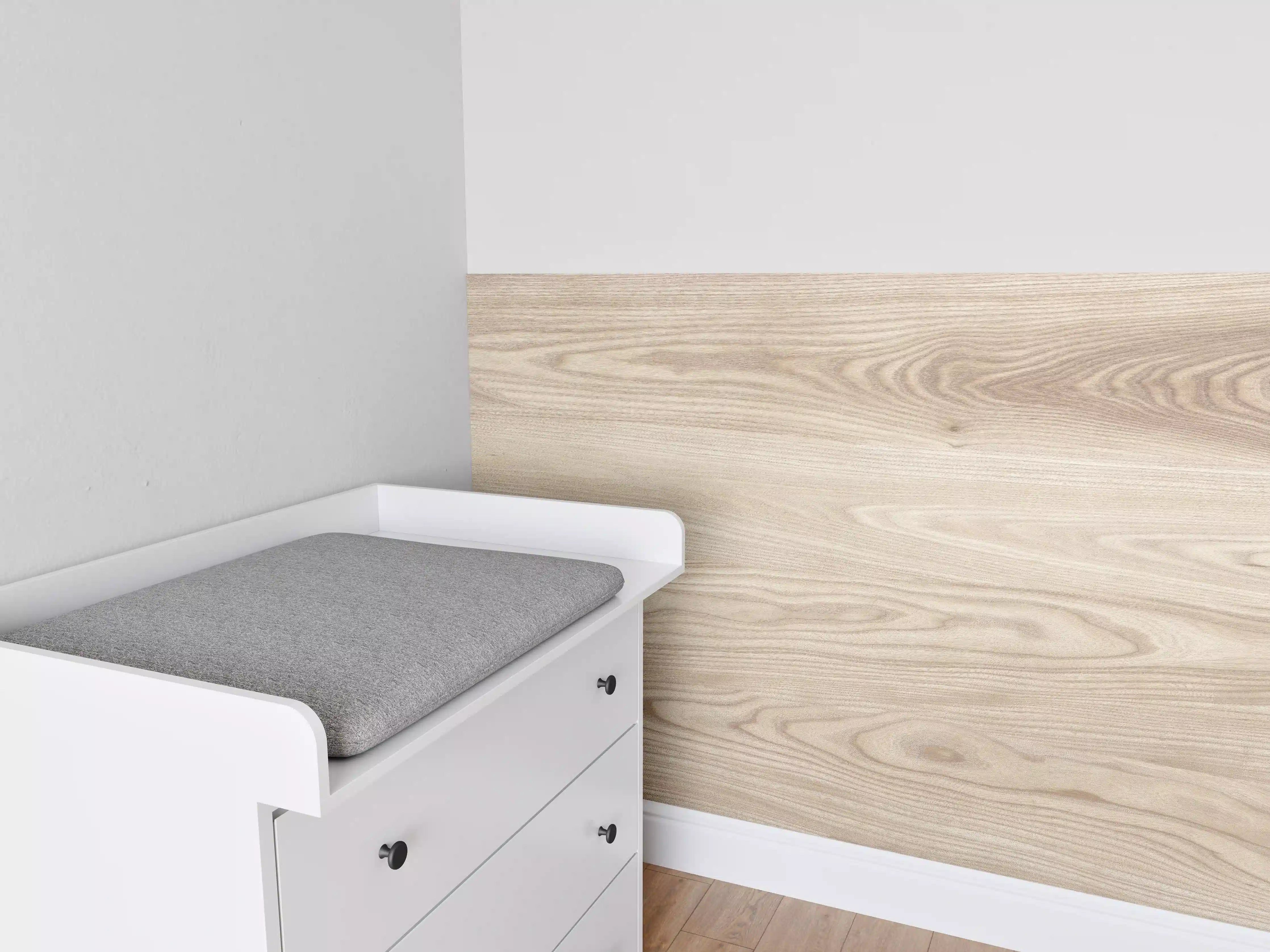 Babyzimmer Wandgestaltung - Helle Holzwand mit natürlicher Maserung