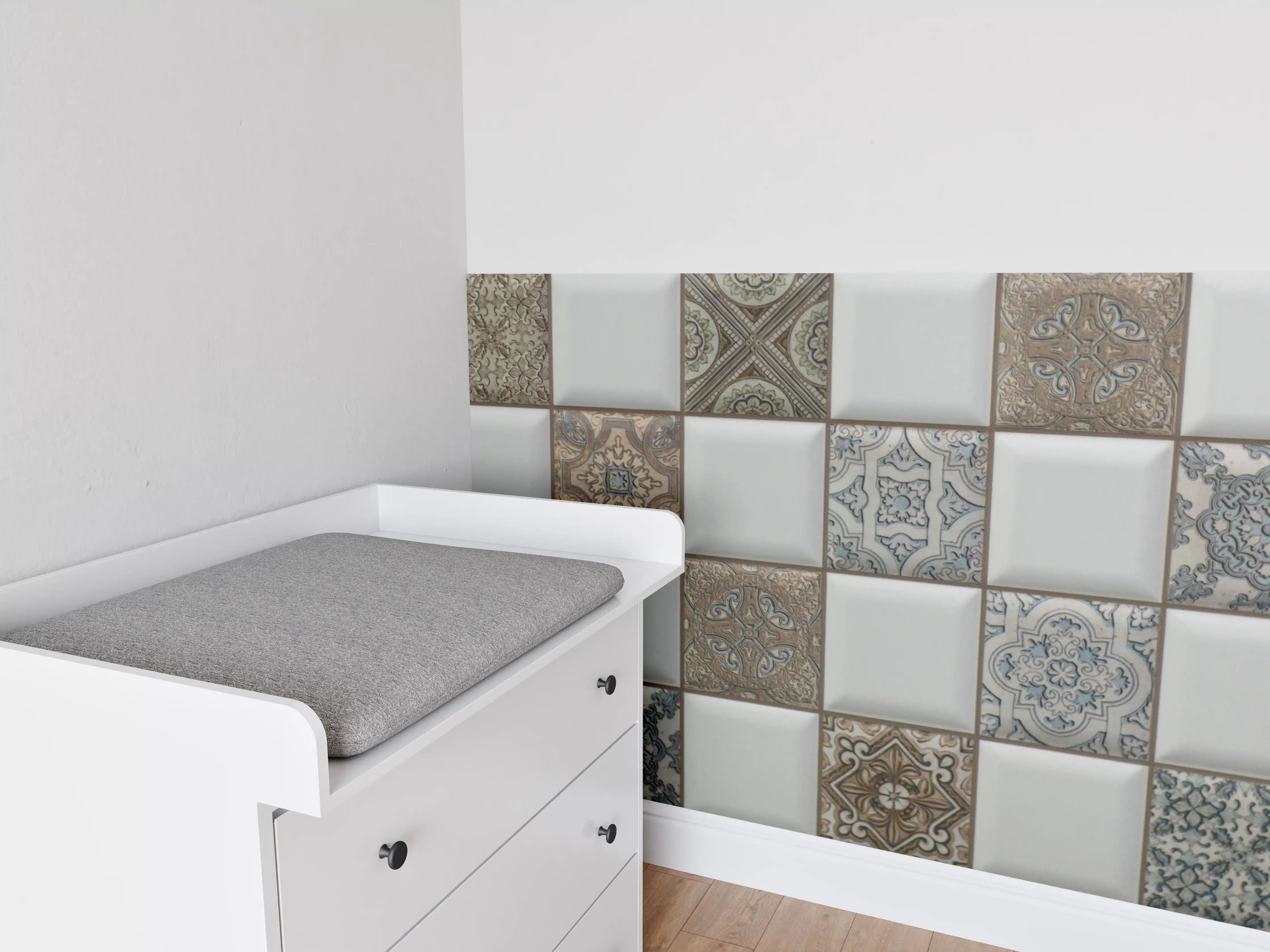 Babyzimmer Wandgestaltung - Helle Mosaikwand mit braunen und blauen Mustern
