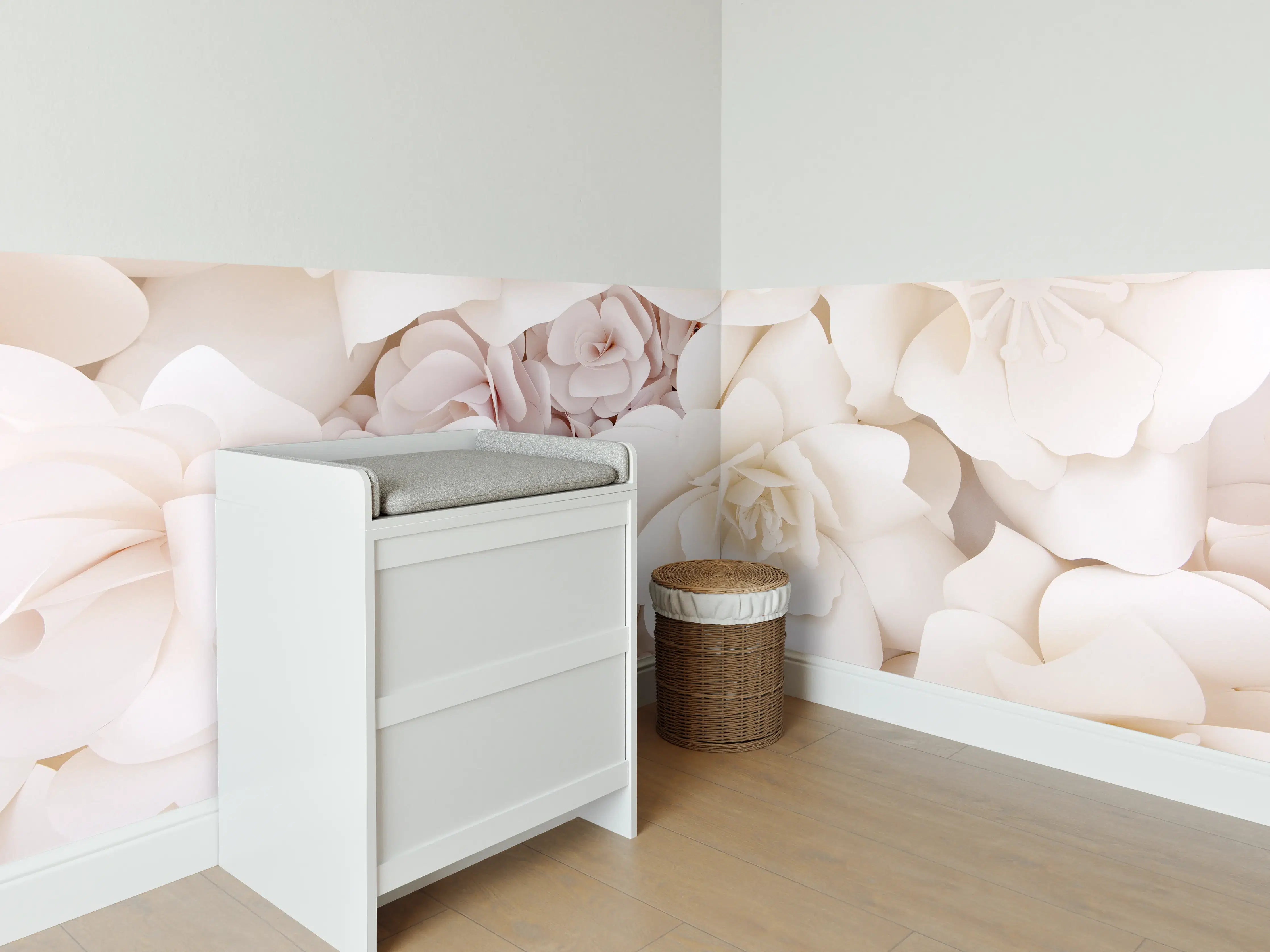 Babyzimmer Wandgestaltung - Helle ästhetische Papierblumen