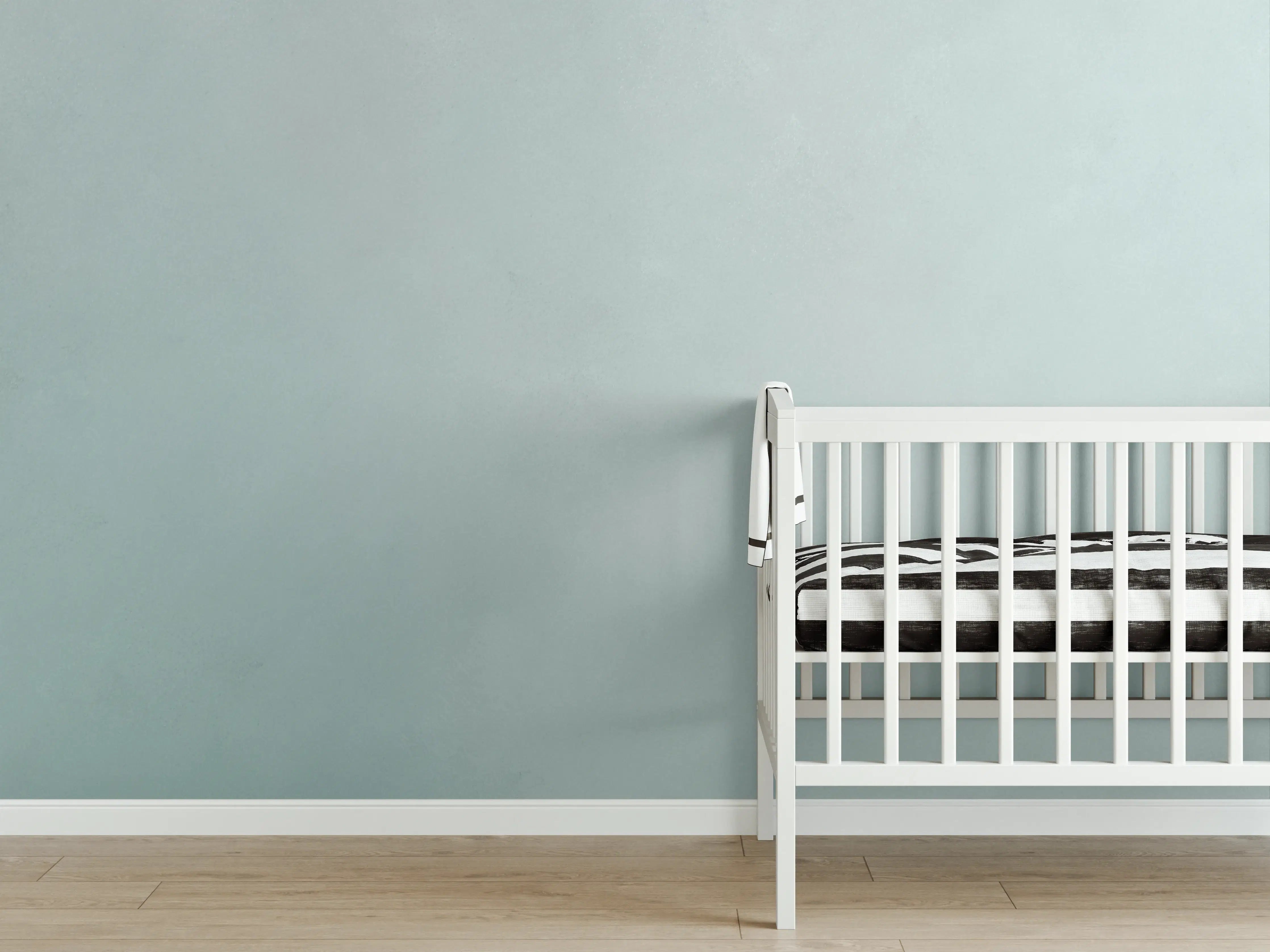 Babyzimmer Wandgestaltung - Helle blaue Wand mit dezenten Texturen
