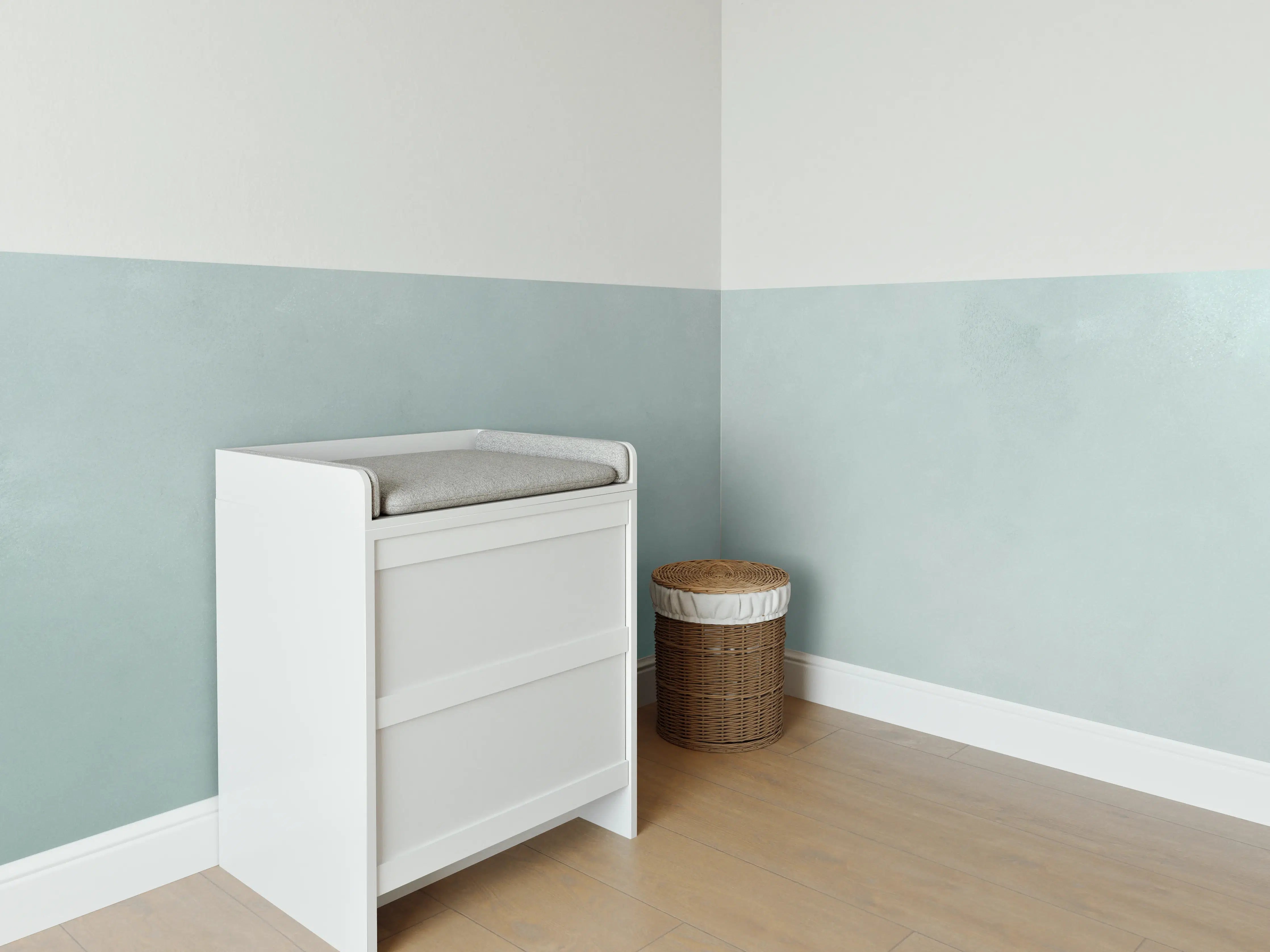 Babyzimmer Wandgestaltung - Helle blaue Wand mit dezenten Texturen