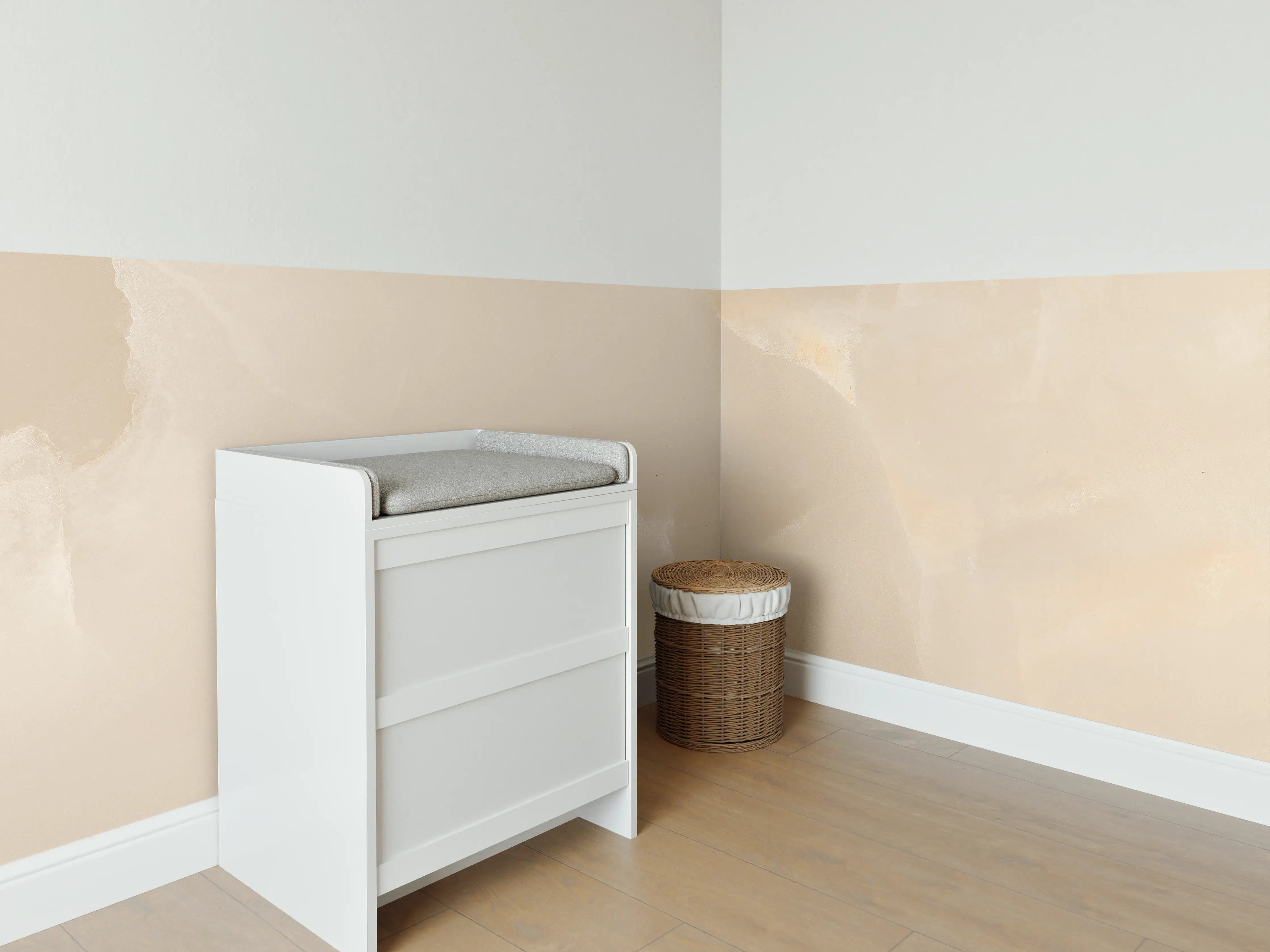 Babyzimmer Wandgestaltung - Heller Beige-Verlauf mit sanften Texturen
