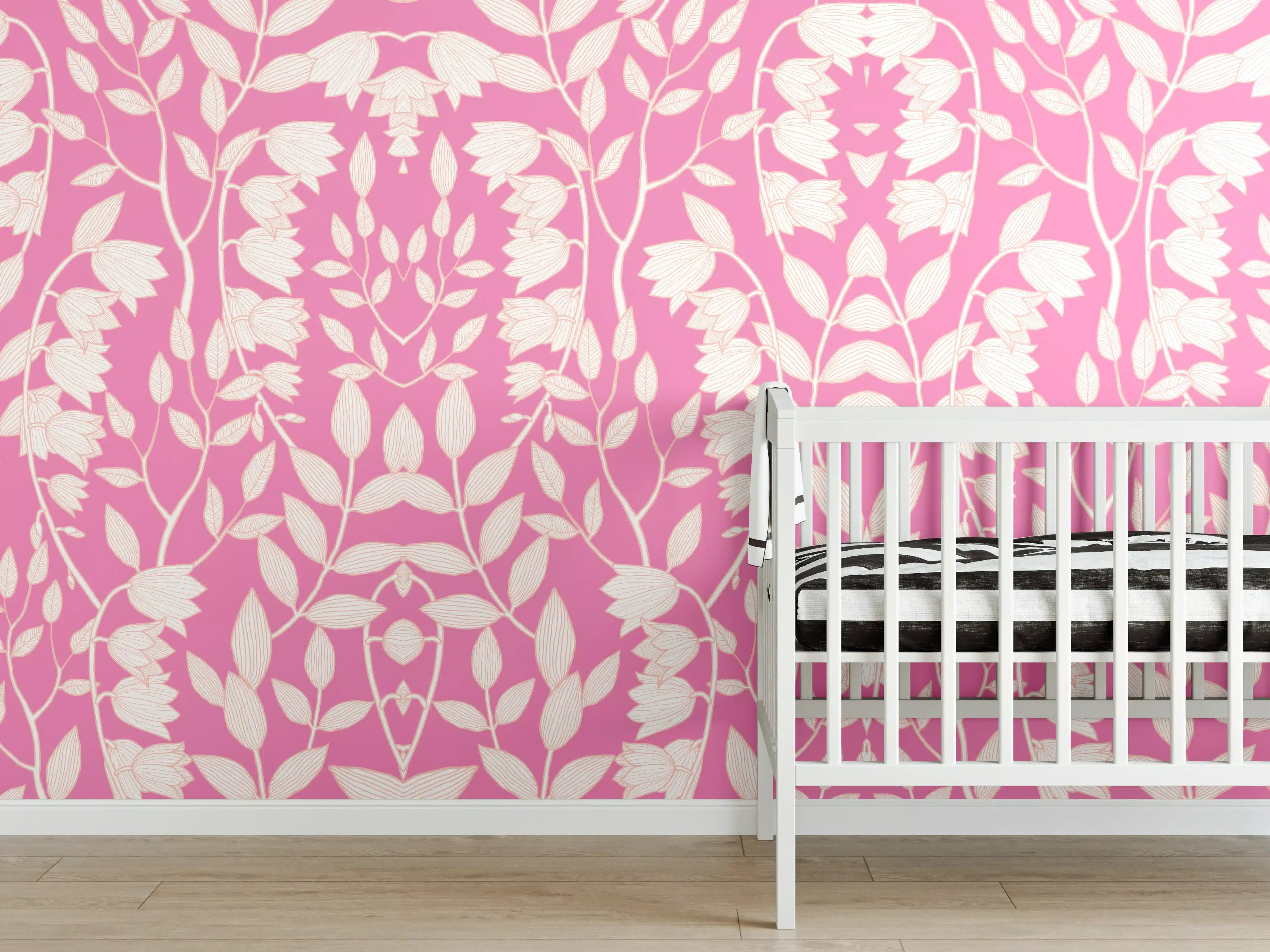 Babyzimmer Wandgestaltung - Helles Blumenmuster in Pink und Weiß