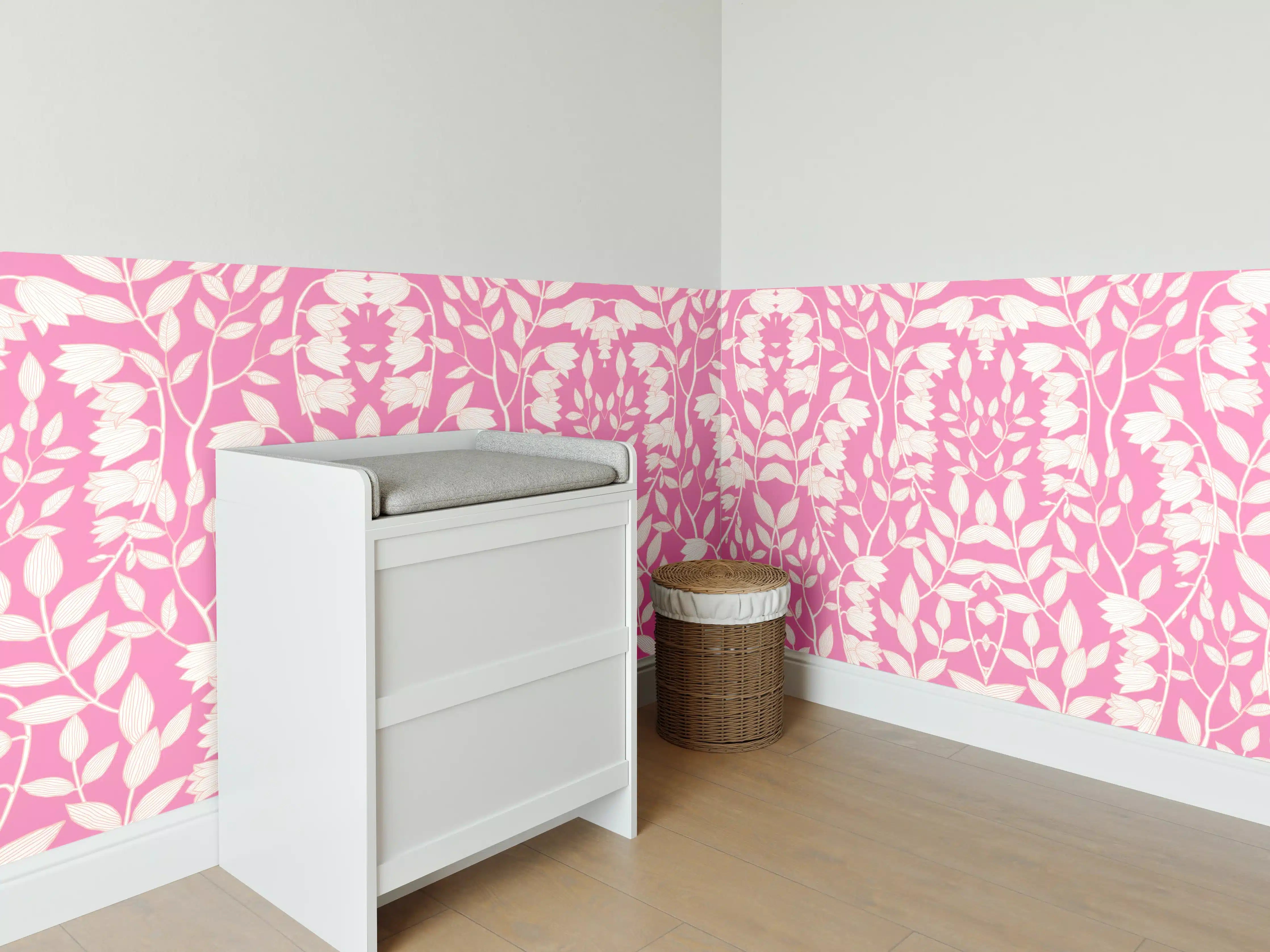 Babyzimmer Wandgestaltung - Helles Blumenmuster in Pink und Weiß