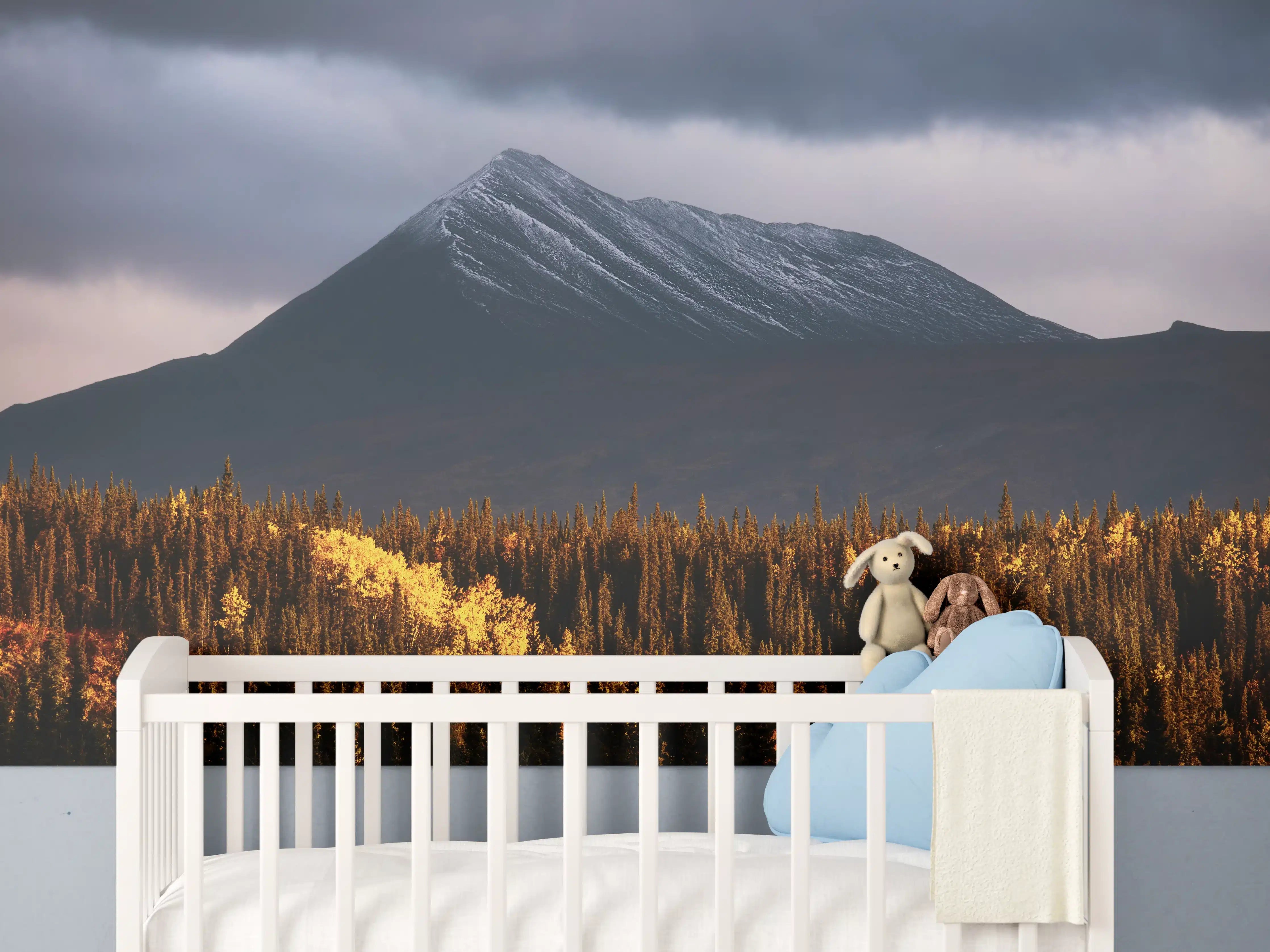 Babyzimmer Wandgestaltung - Herbst Berge Wald Lichtspiel
