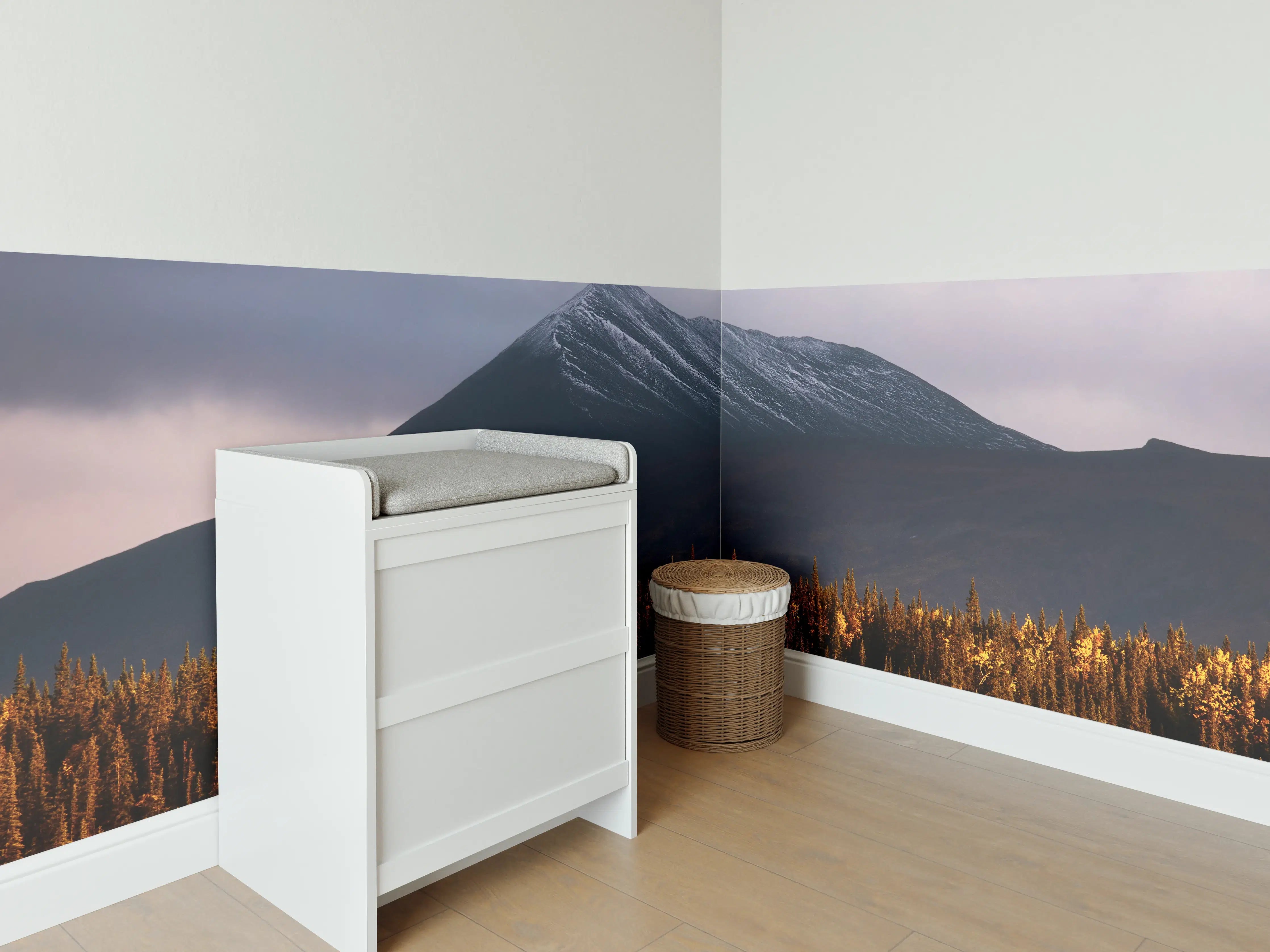 Babyzimmer Wandgestaltung - Herbst Berge Wald Lichtspiel