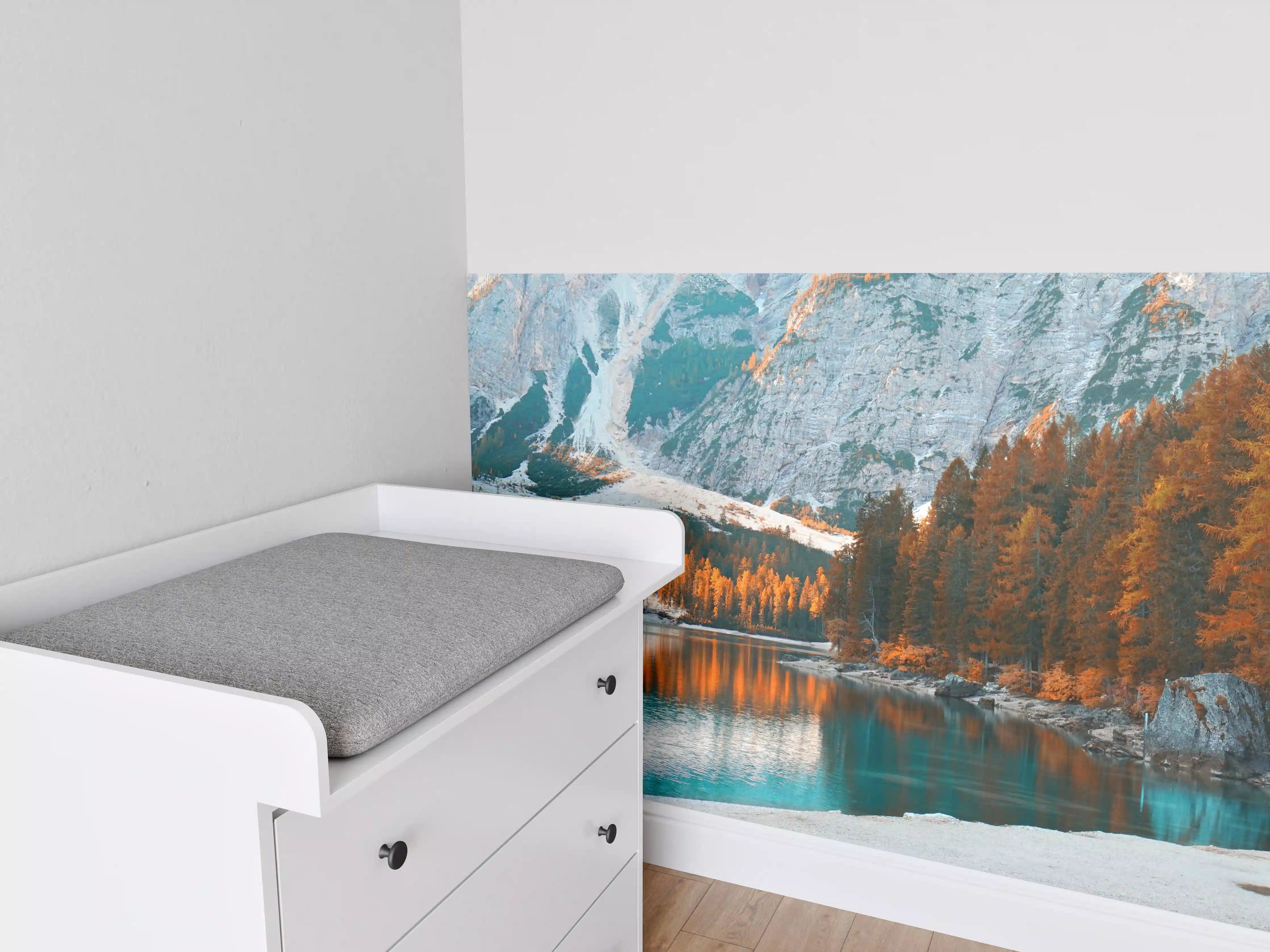 Babyzimmer Wandgestaltung - Herbstliche Bergsee-Landschaft