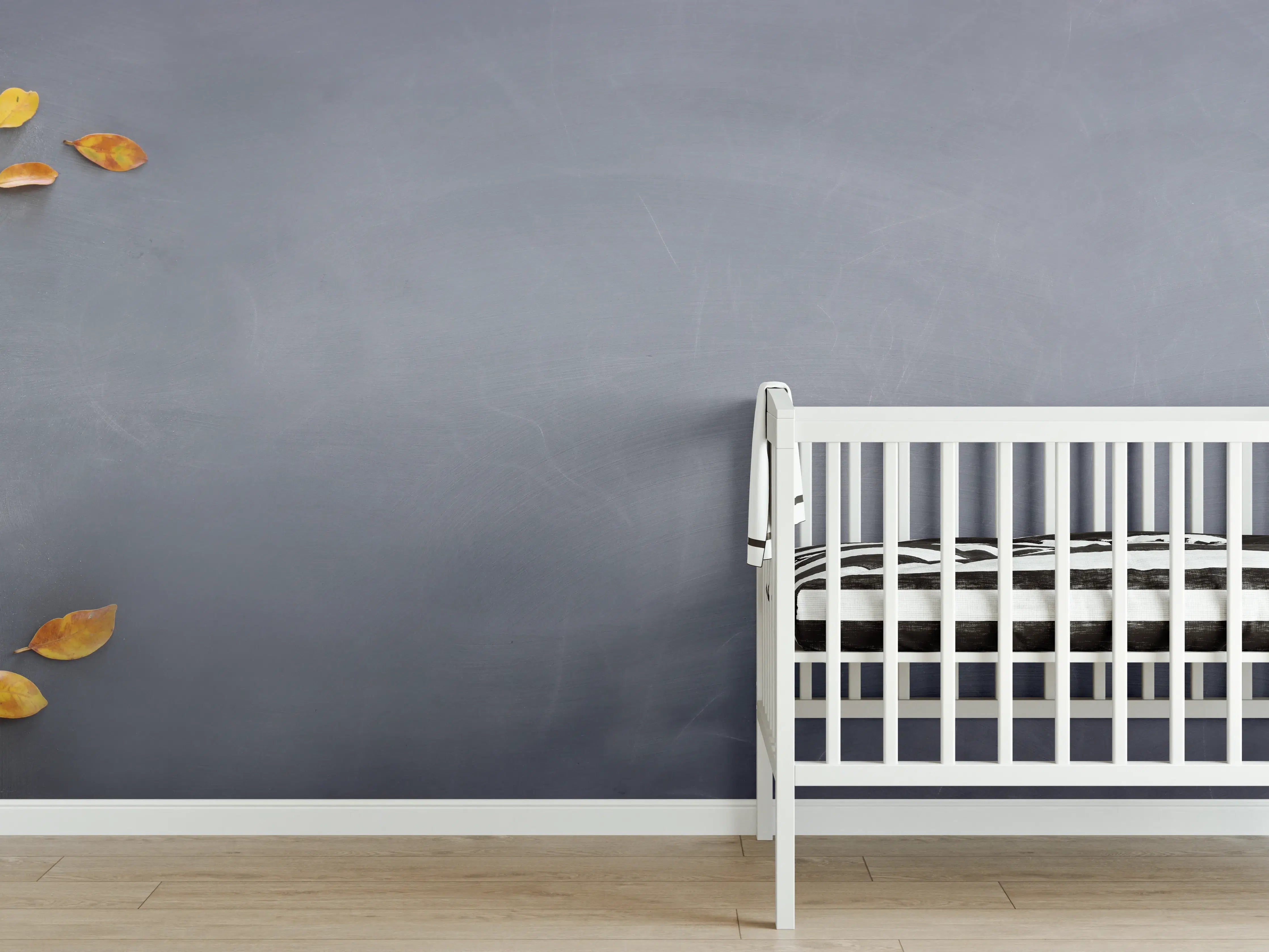 Babyzimmer Wandgestaltung - Herbstlicher Schulbus-Design