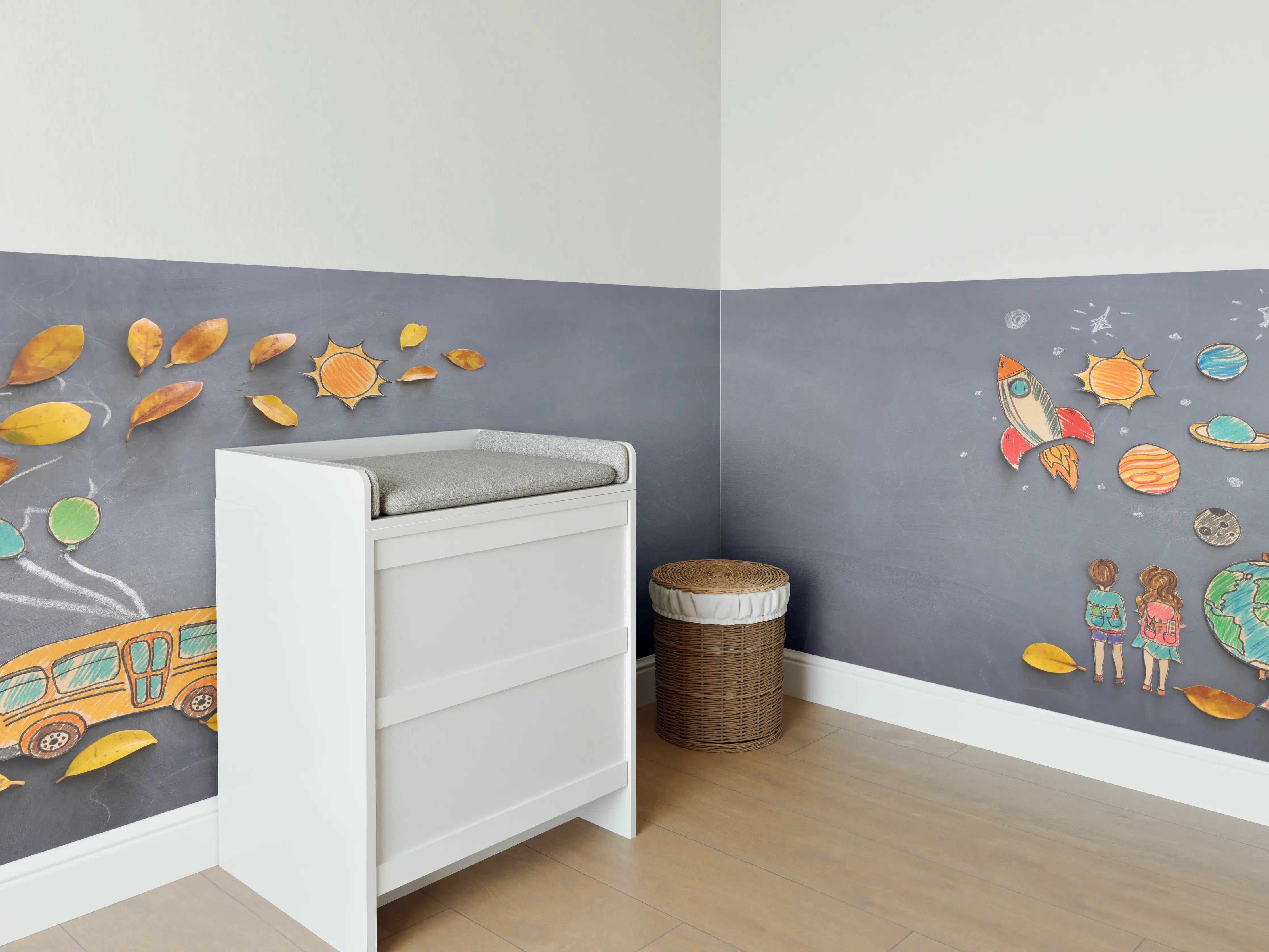 Babyzimmer Wandgestaltung - Herbstlicher Schulbus-Design