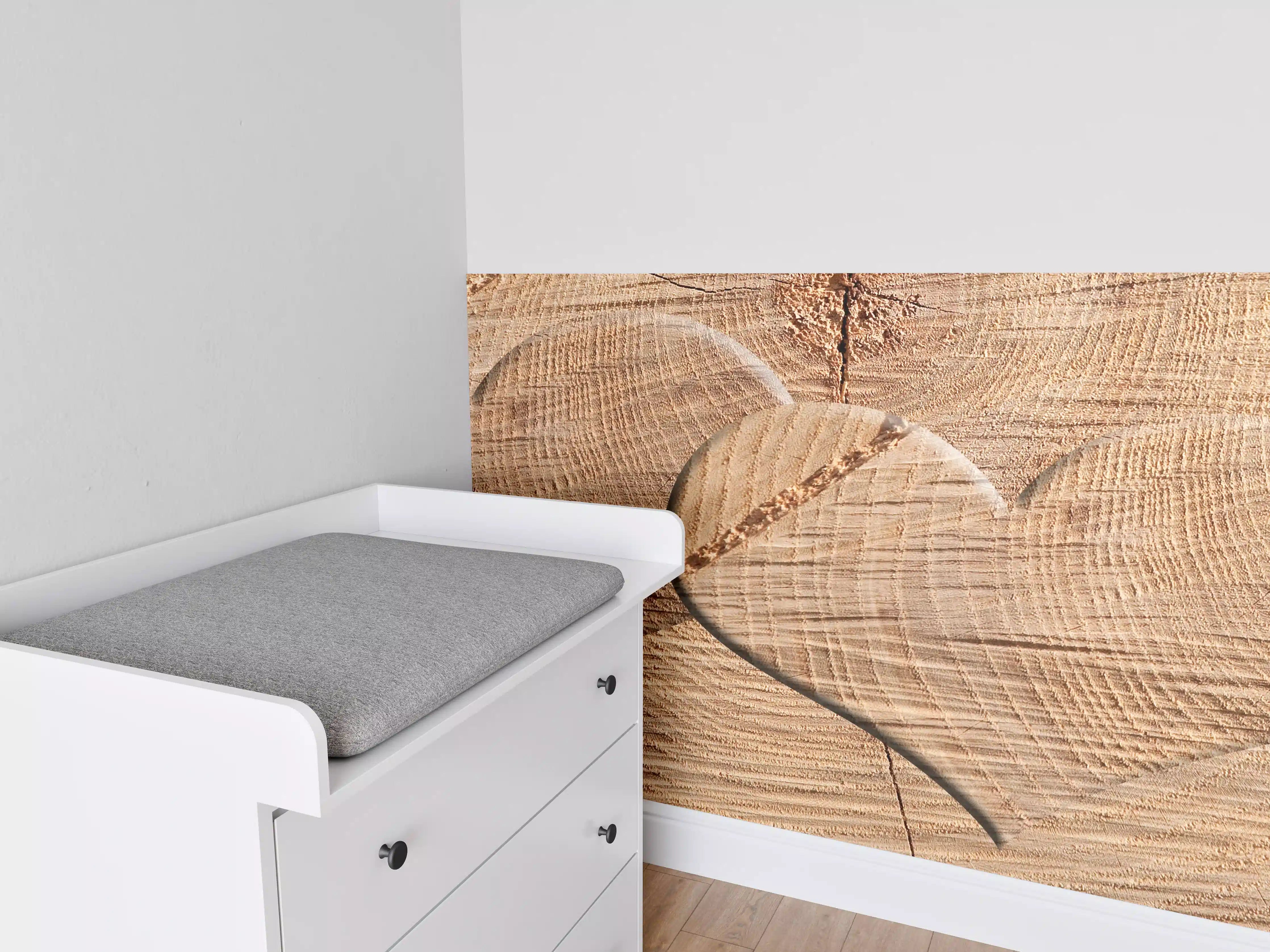 Babyzimmer Wandgestaltung - Herzförmige Holzgravuren auf Naturholz