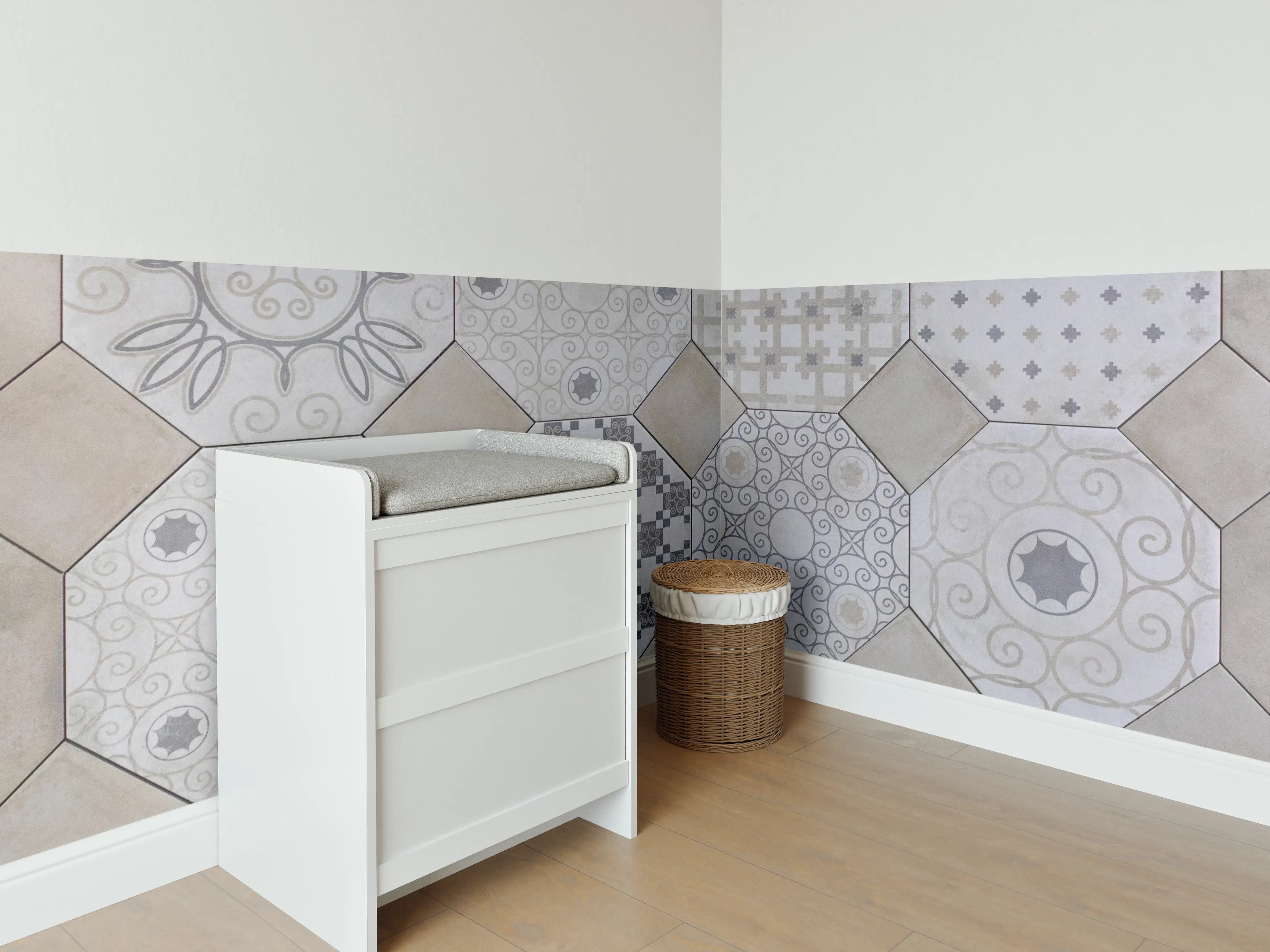 Babyzimmer Wandgestaltung - Hexagonale Weiß-Grau Fliesenmuster