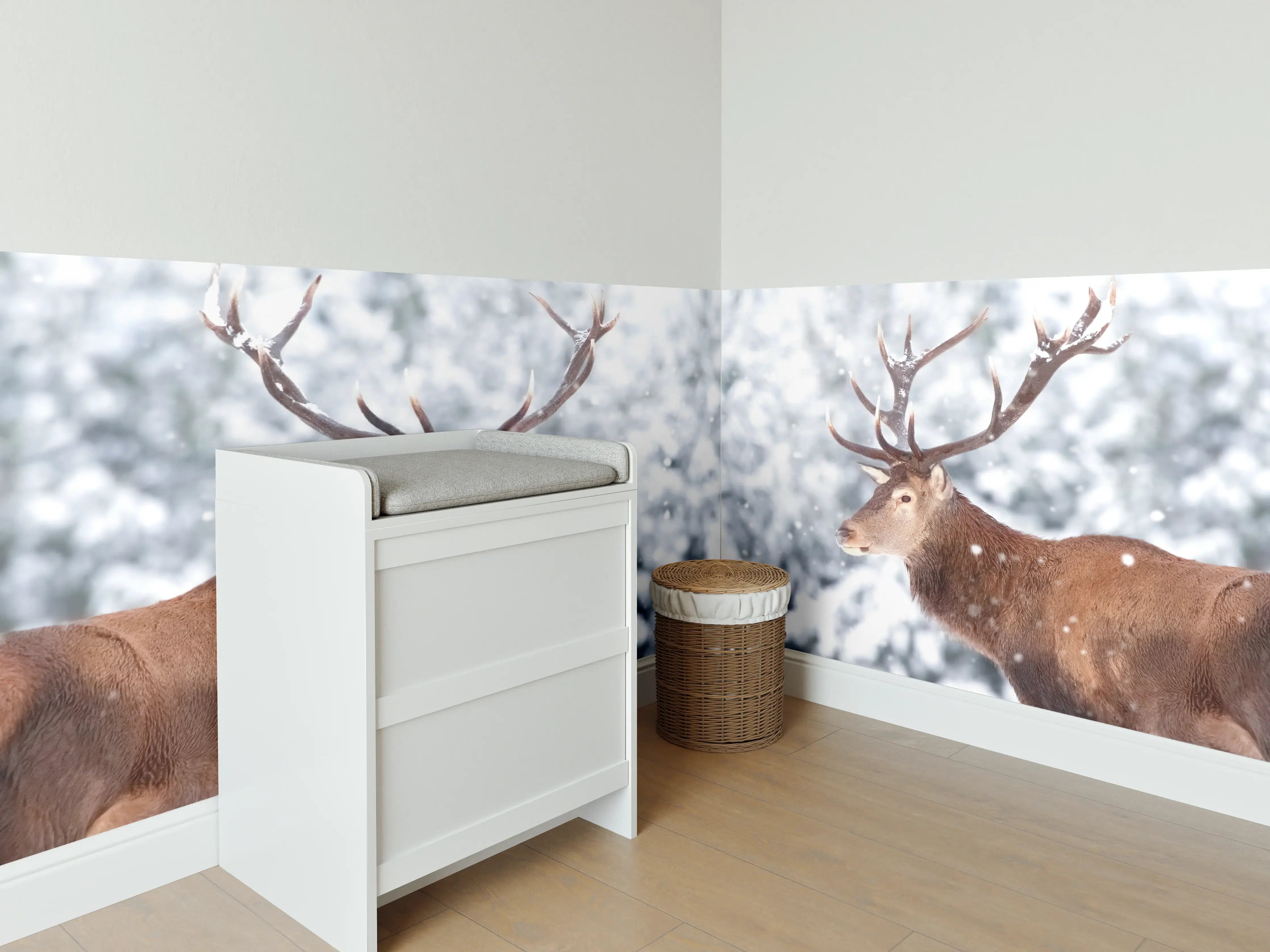 Babyzimmer Wandgestaltung - Hirsch-Paar im Winterwald