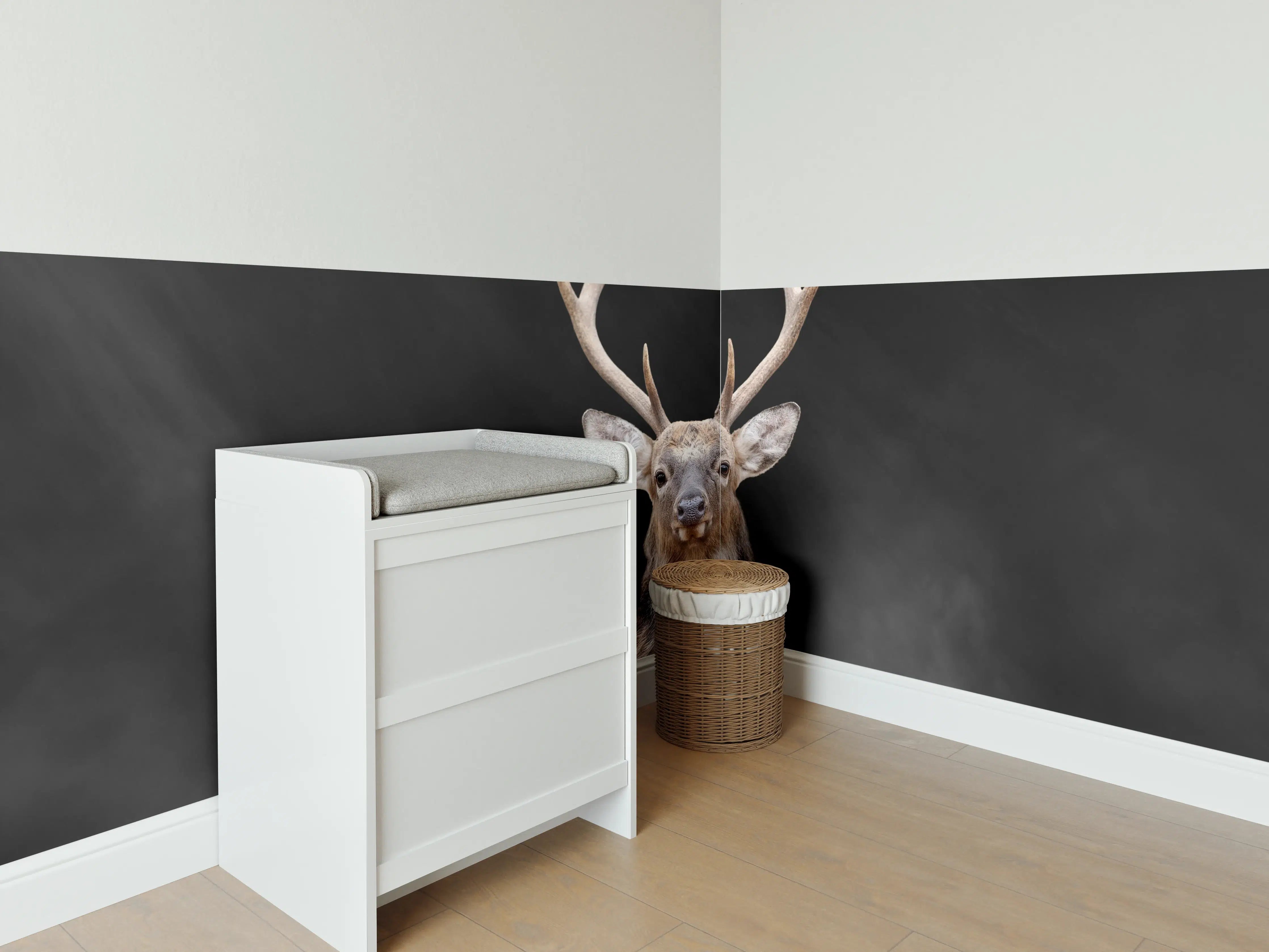 Babyzimmer Wandgestaltung - Hirsch frontal im Nebel