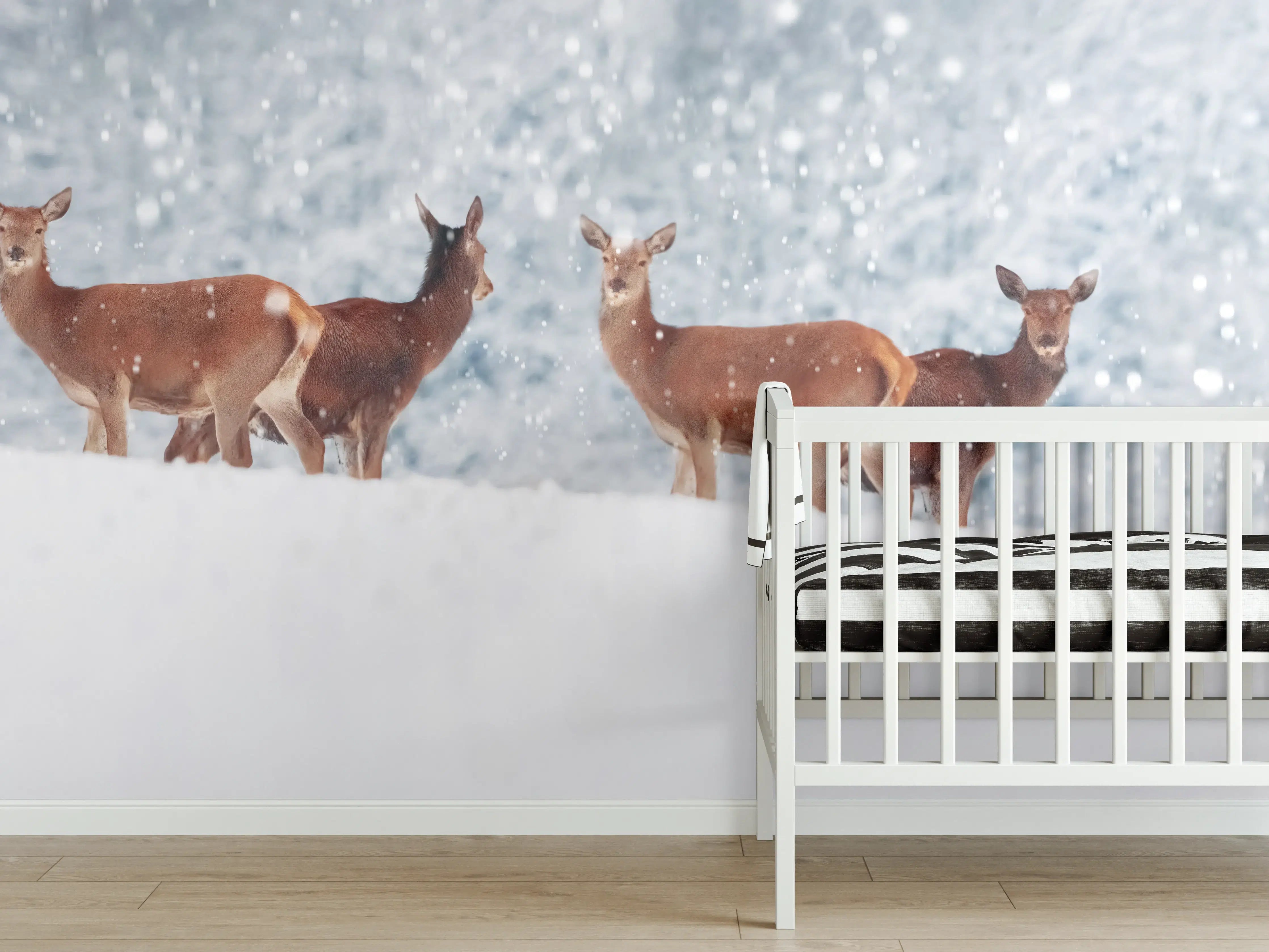 Babyzimmer Wandgestaltung - Hirsche im weißen Winterpanorama