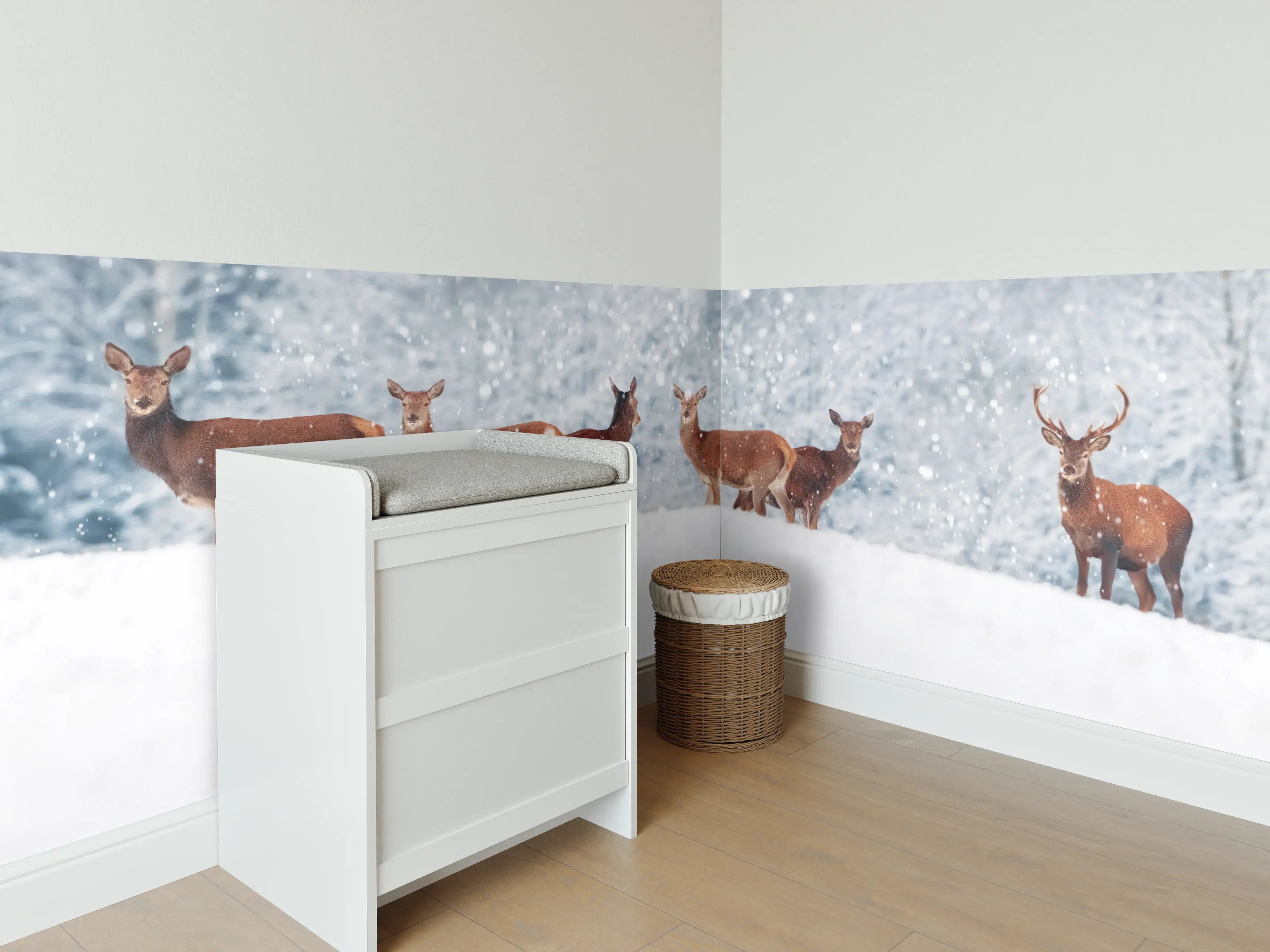 Babyzimmer Wandgestaltung - Hirsche im weißen Winterpanorama