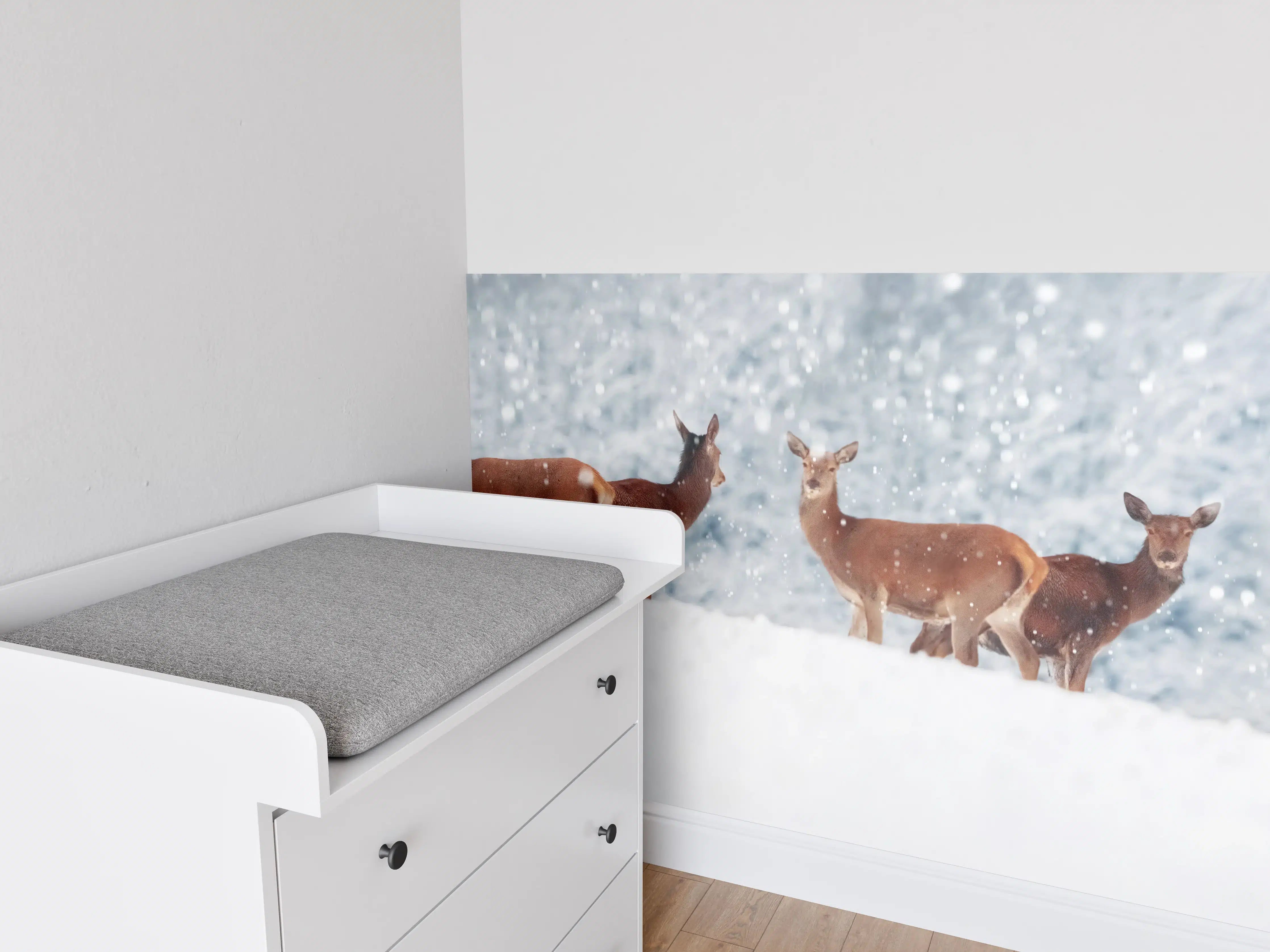 Babyzimmer Wandgestaltung - Hirsche im weißen Winterpanorama