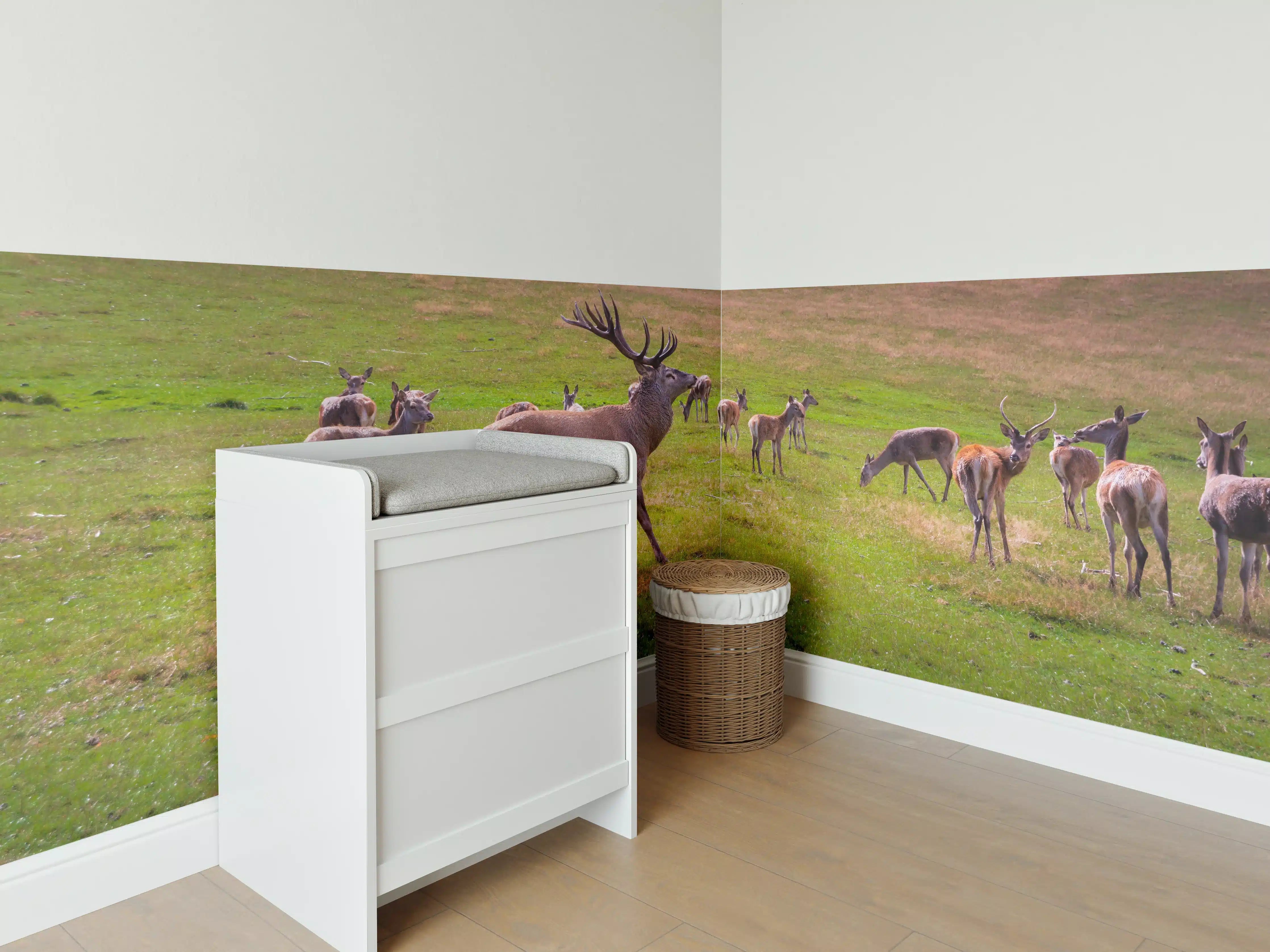 Babyzimmer Wandgestaltung - Hirschrudel auf grüner Wiese