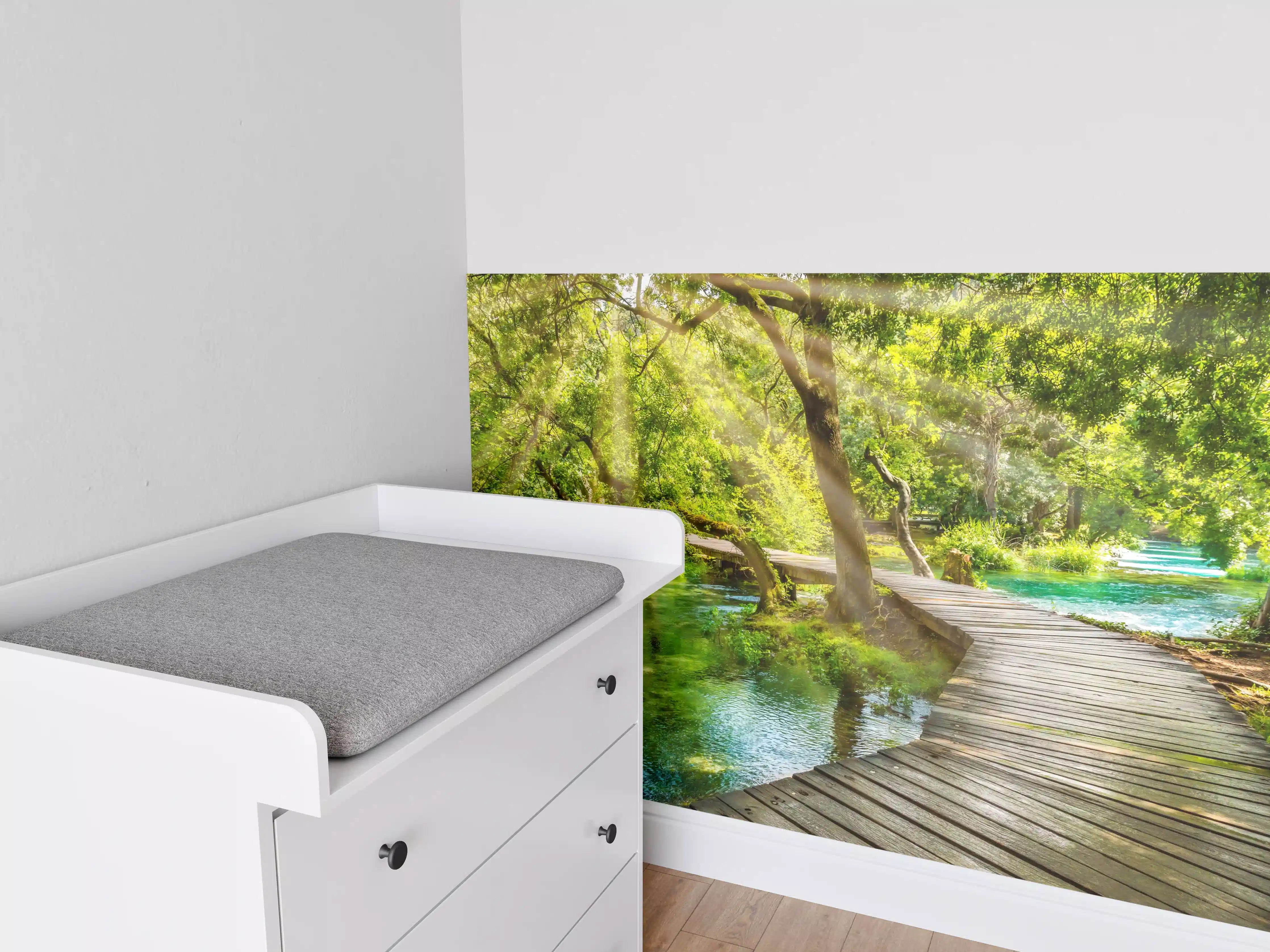 Babyzimmer Wandgestaltung - Hölzerner Fußweg über Fluss - Kroatien