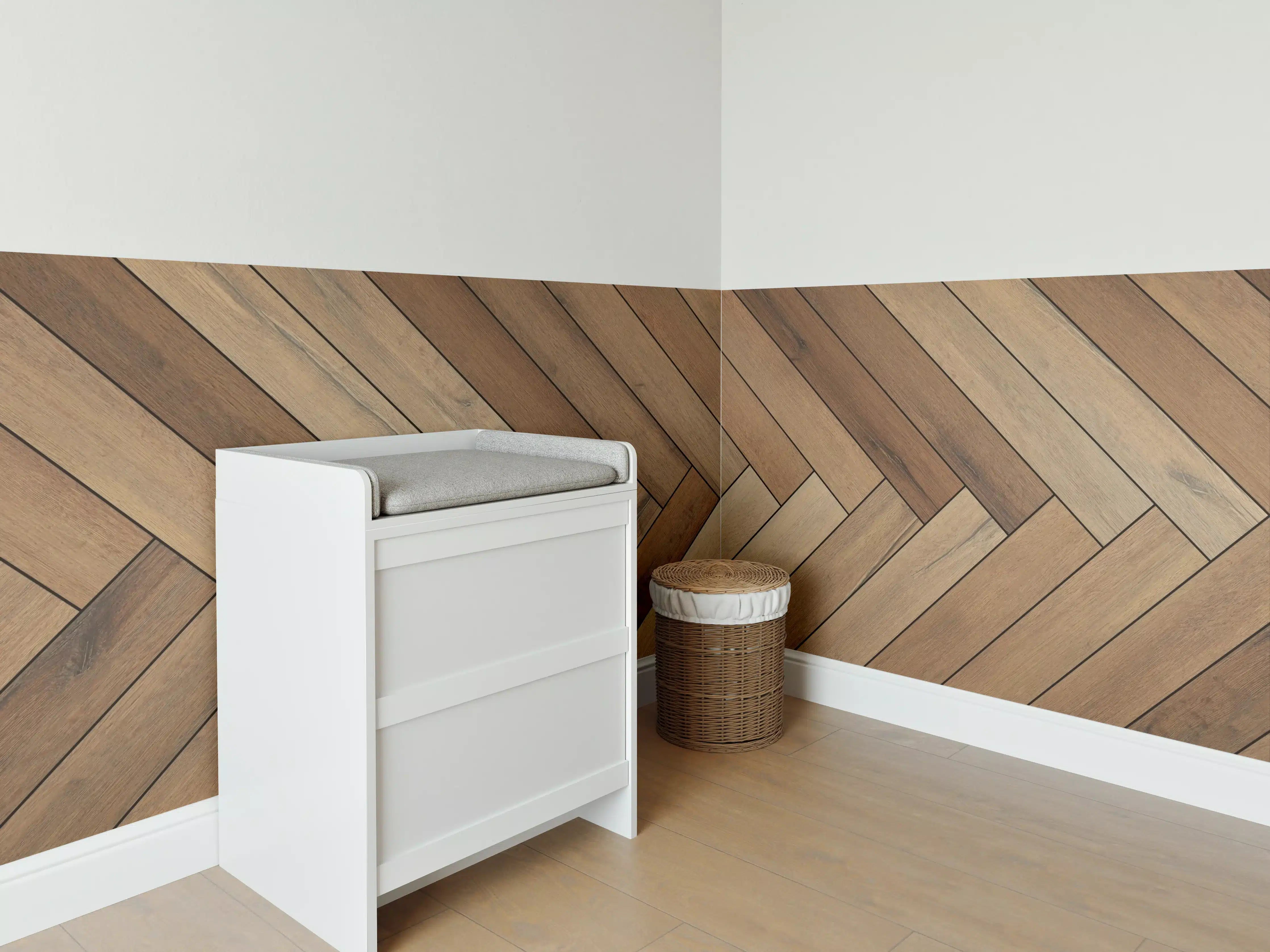 Babyzimmer Wandgestaltung - Holzfußboden im Diagonalmuster
