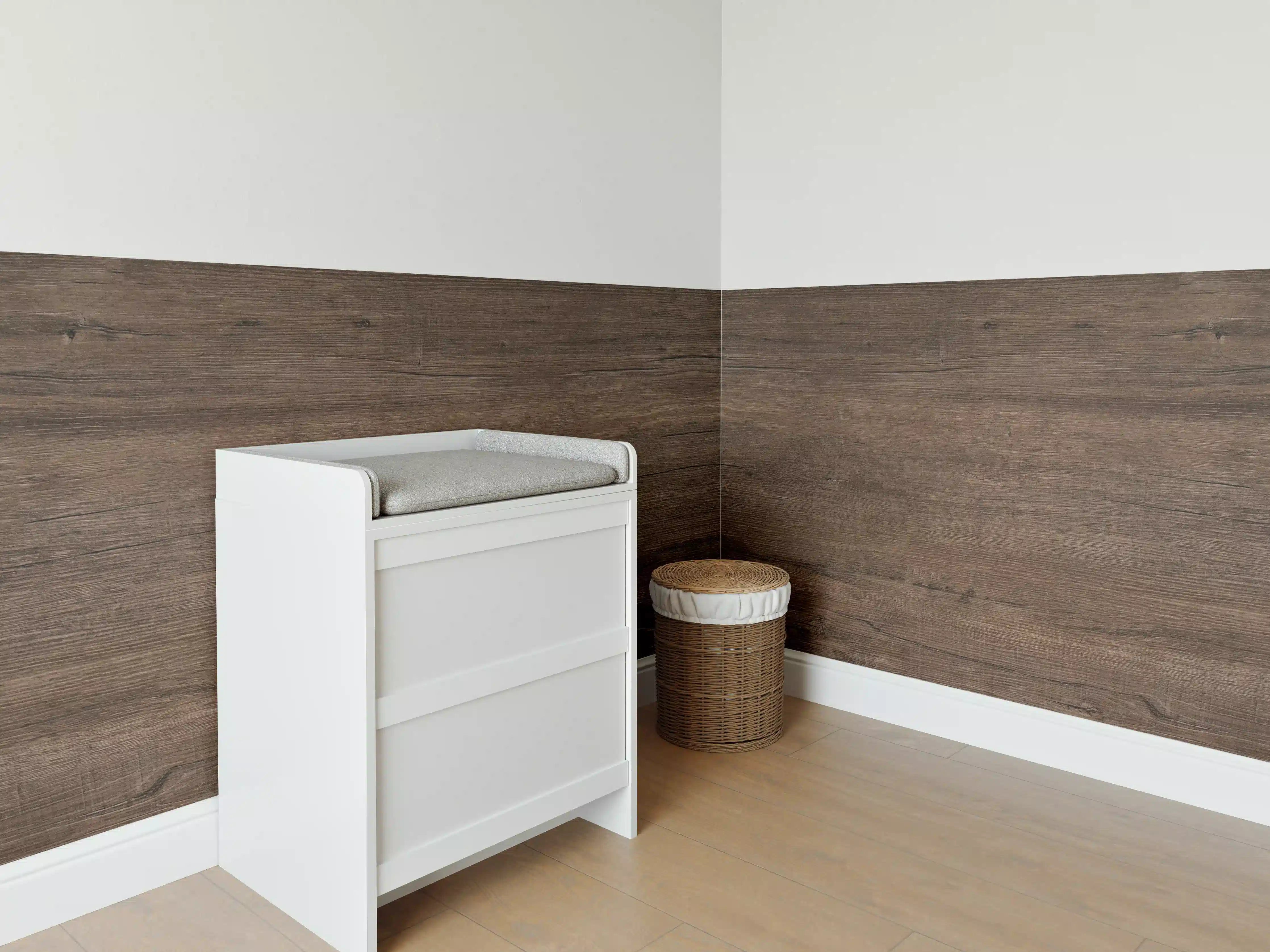 Babyzimmer Wandgestaltung - Holzoptik in warmen Brauntönen