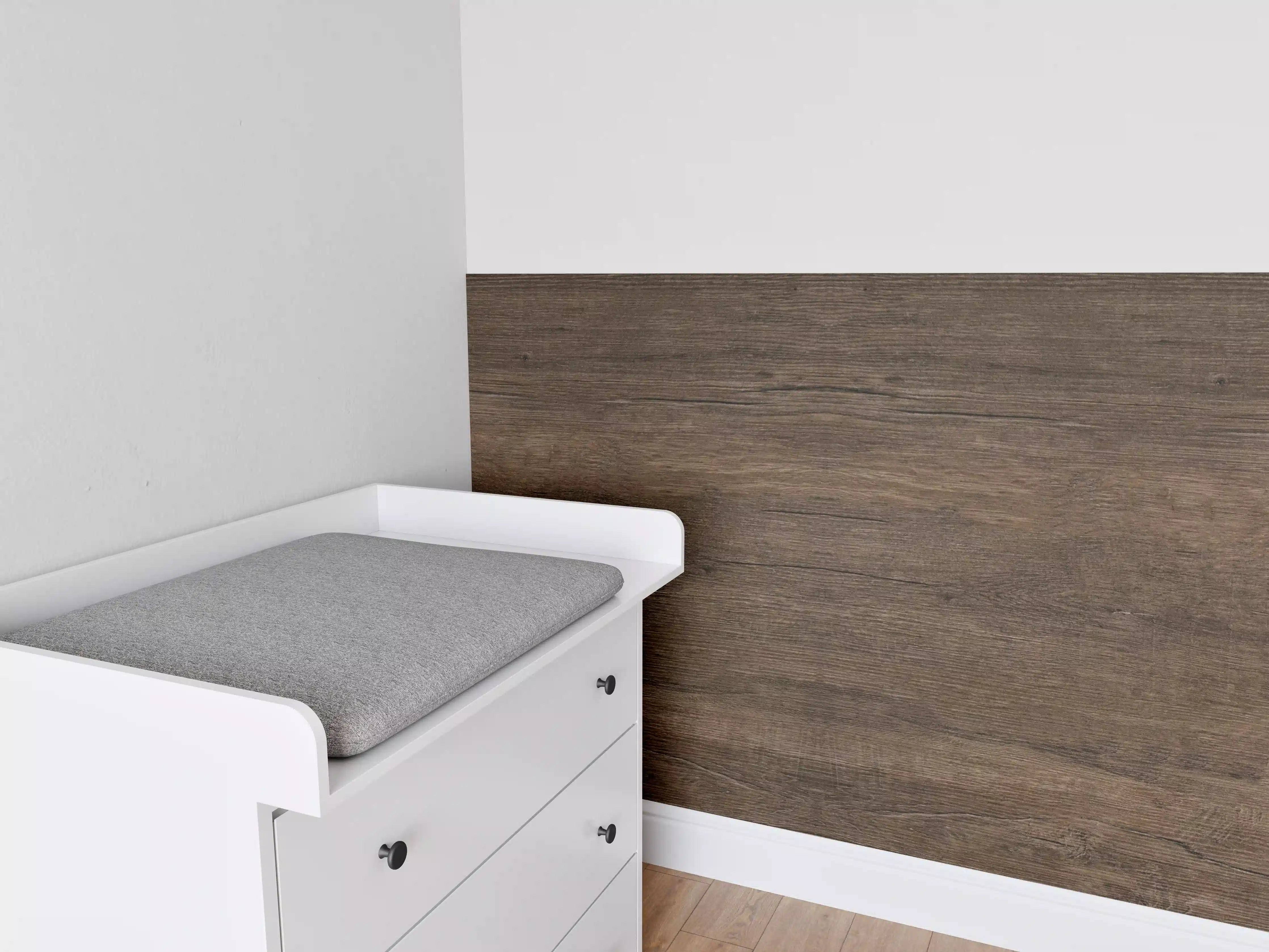 Babyzimmer Wandgestaltung - Holzoptik in warmen Brauntönen