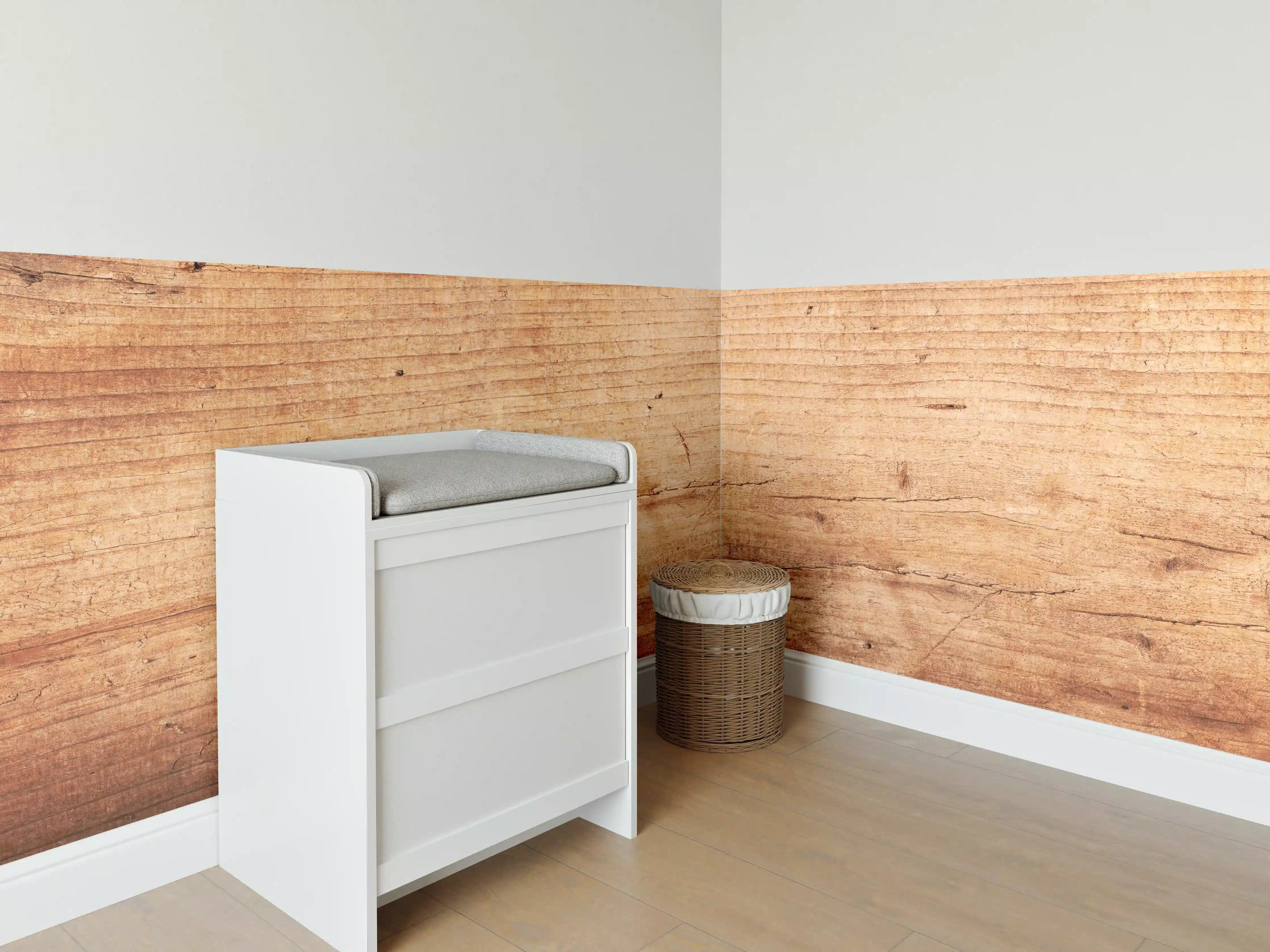 Babyzimmer Wandgestaltung - Holzoptik mit warmen Tönen
