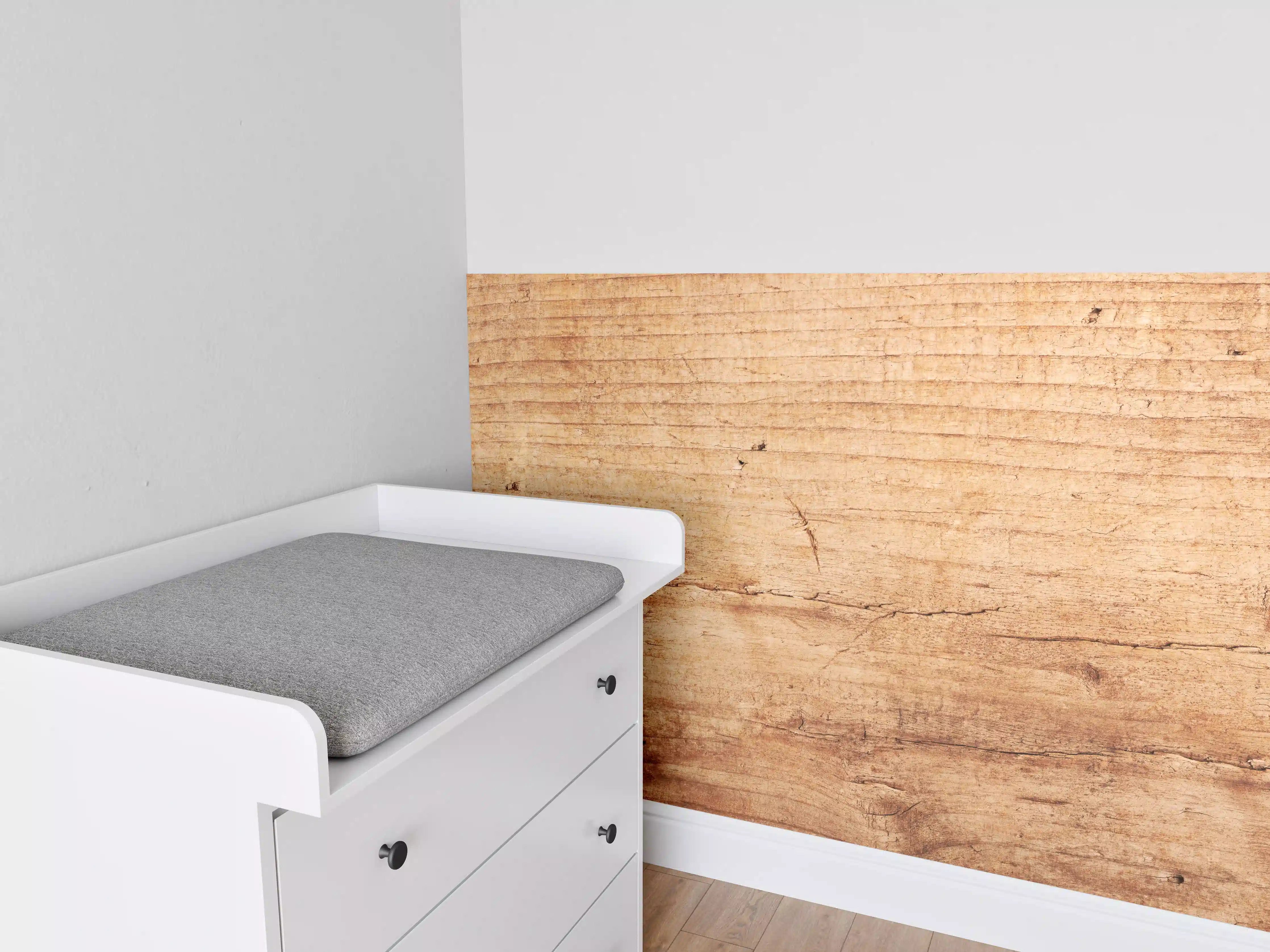 Babyzimmer Wandgestaltung - Holzoptik mit warmen Tönen