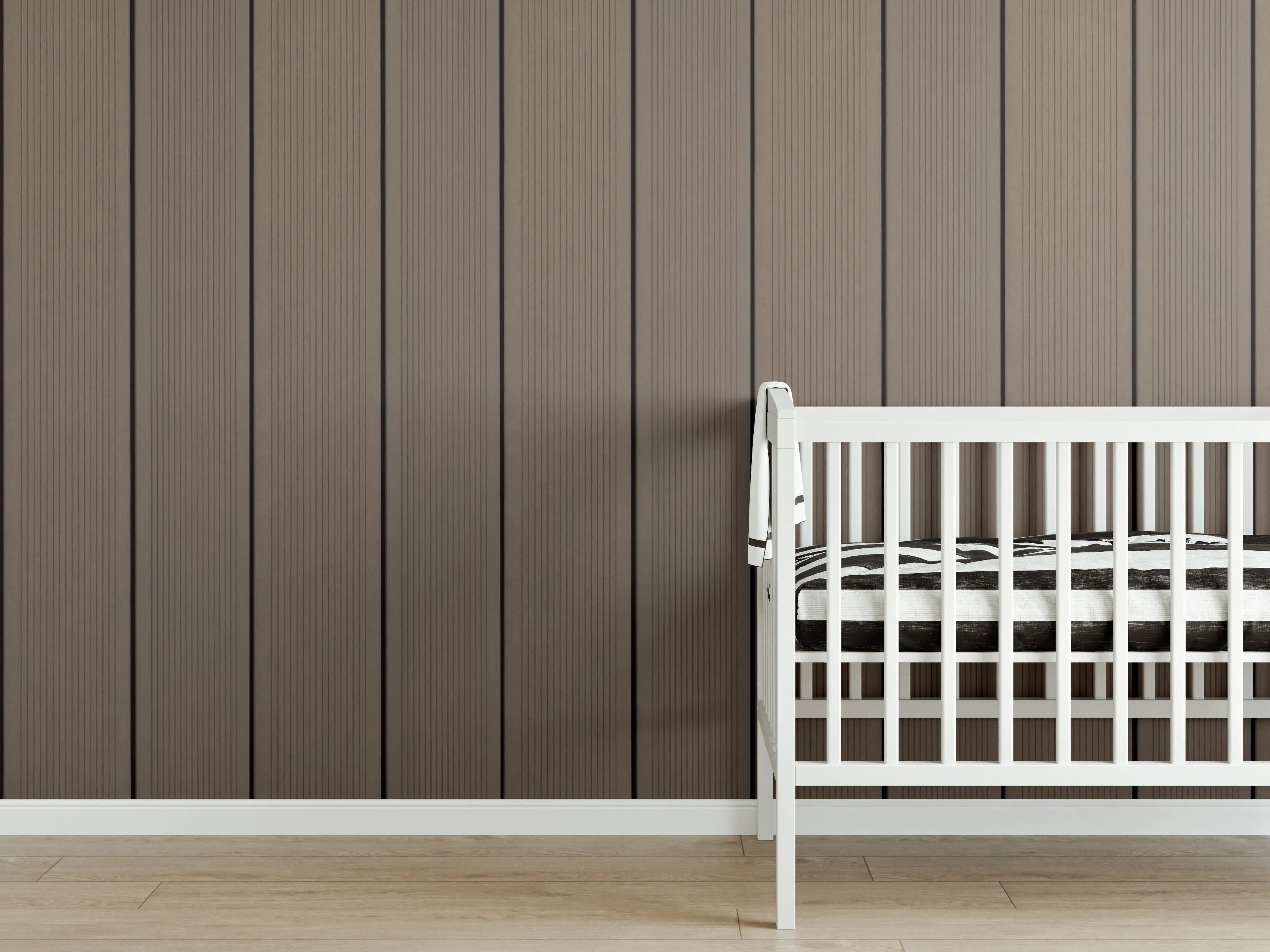 Babyzimmer Wandgestaltung - Holzpaneele in warmen Brauntönen