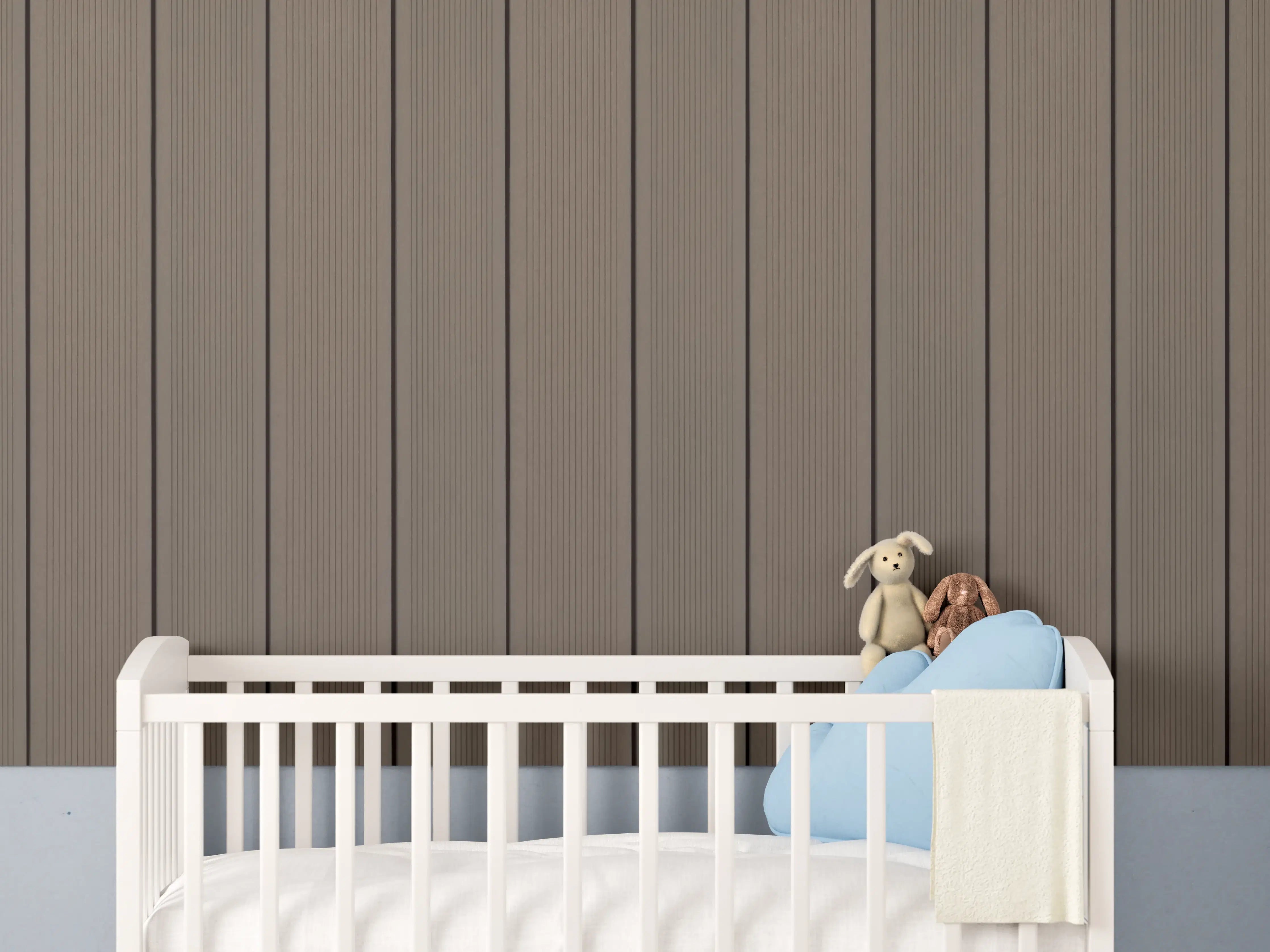 Babyzimmer Wandgestaltung - Holzpaneele in warmen Brauntönen