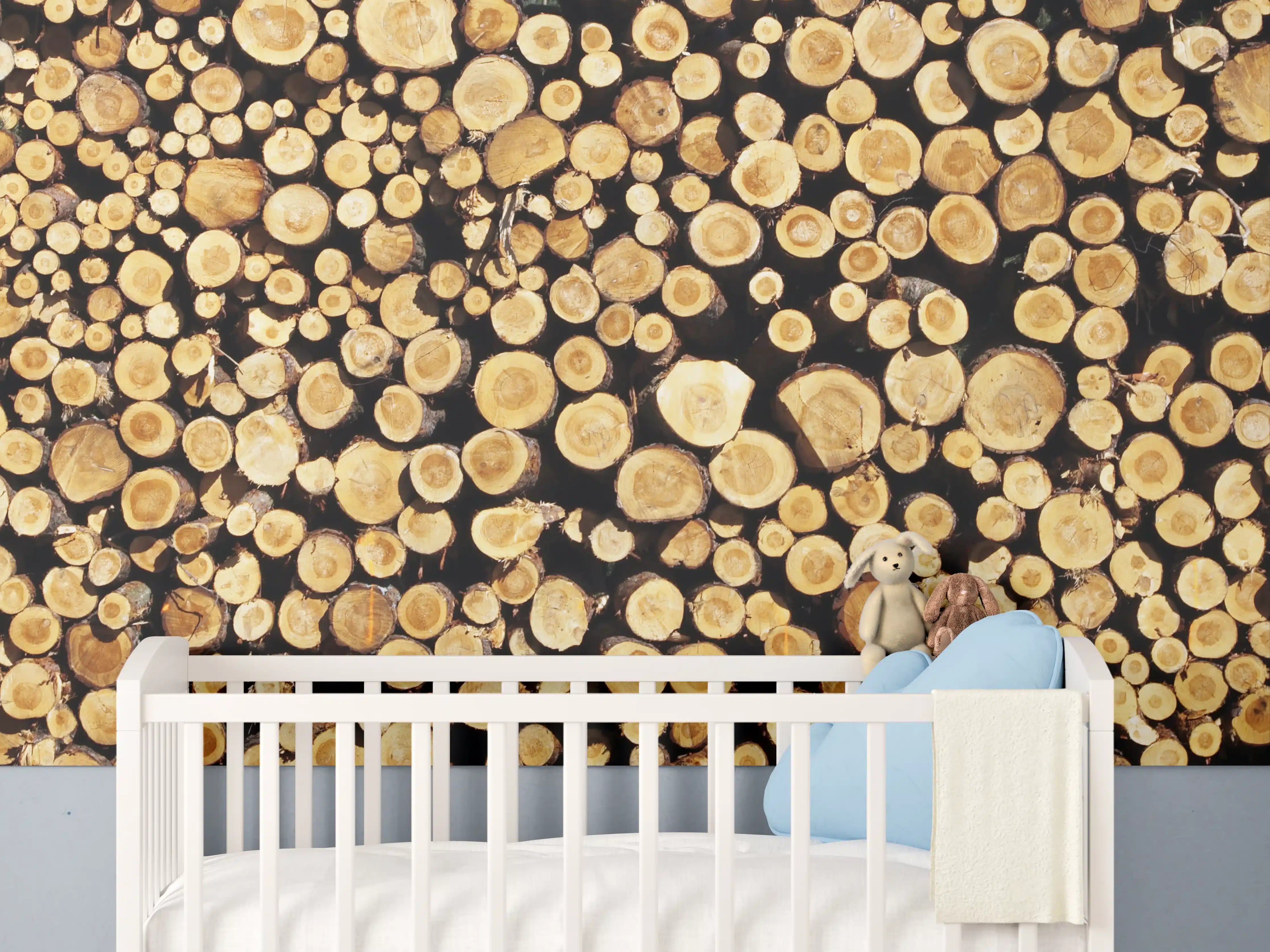Babyzimmer Wandgestaltung - Holzstämme mit warmen Tönen