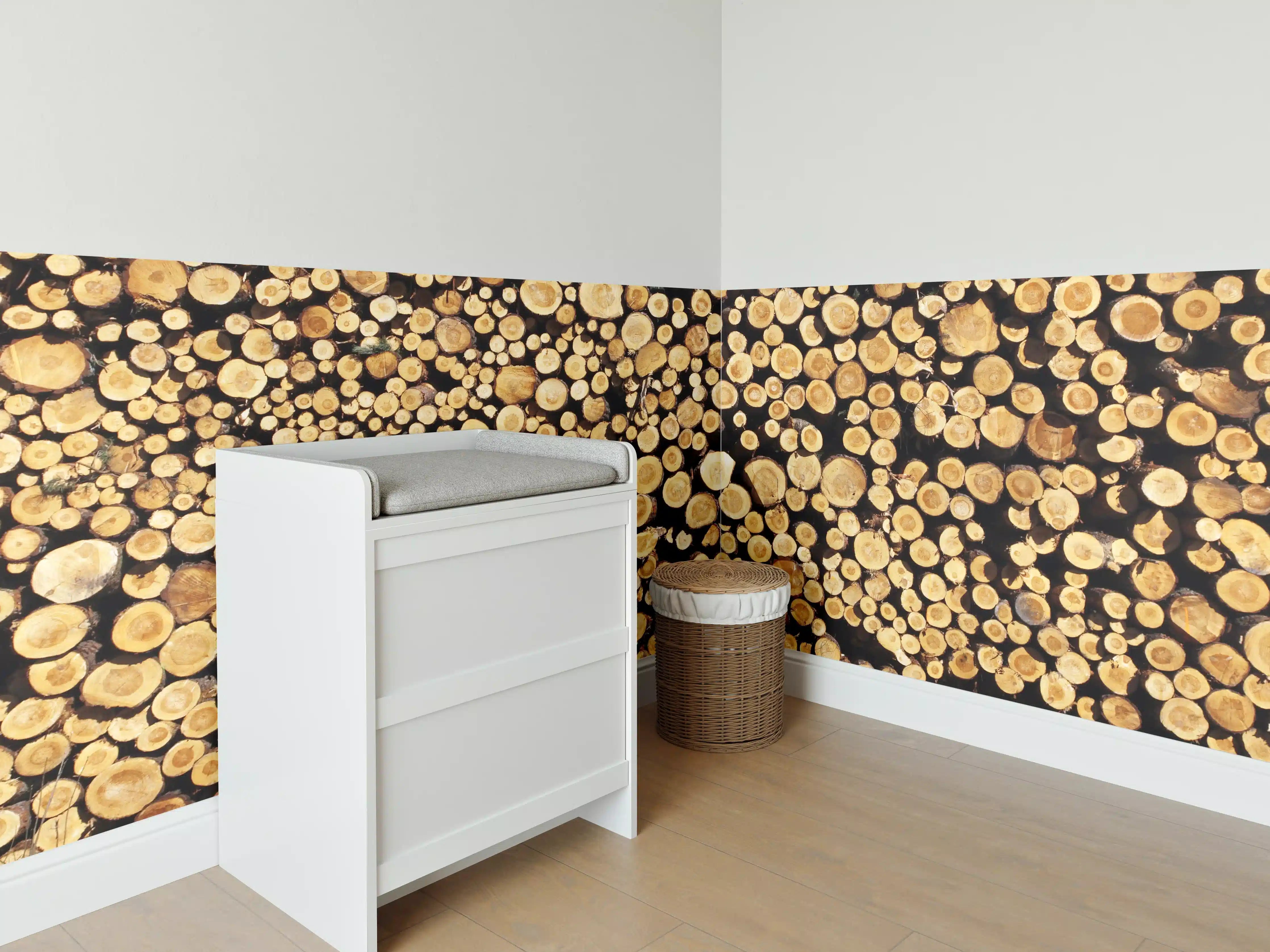Babyzimmer Wandgestaltung - Holzstämme mit warmen Tönen