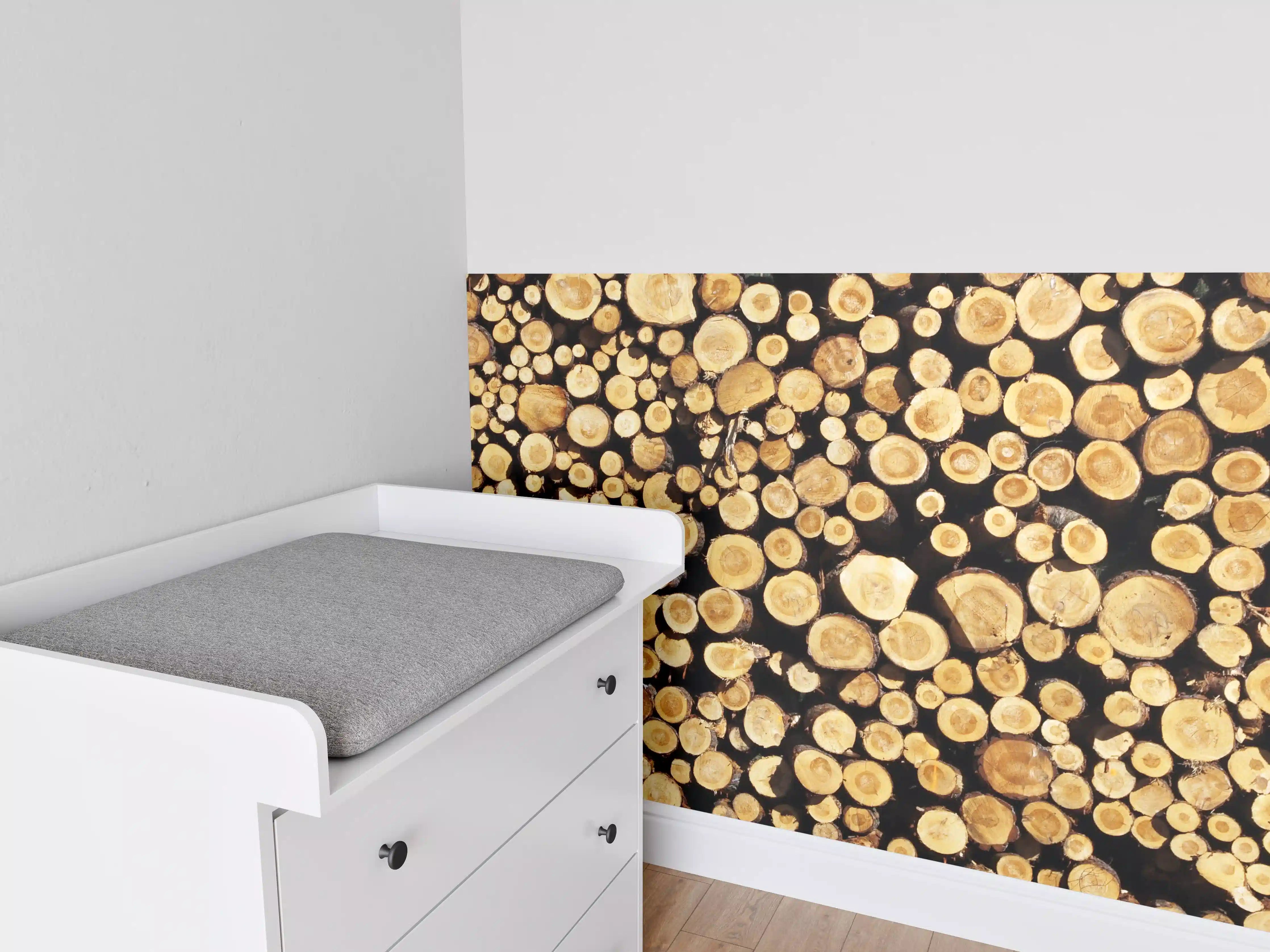 Babyzimmer Wandgestaltung - Holzstämme mit warmen Tönen