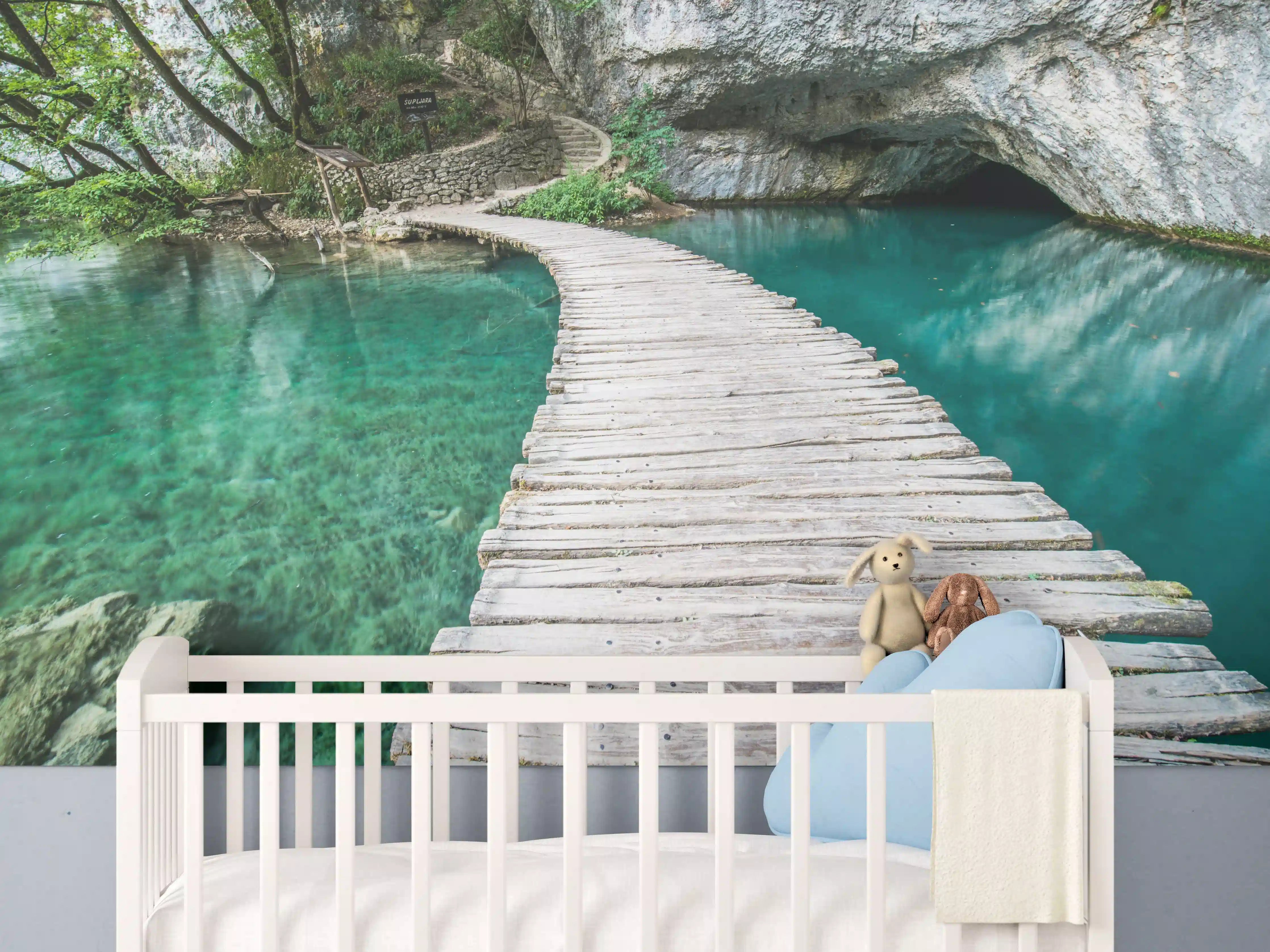 Babyzimmer Wandgestaltung - Holzsteg über türkisfarbenem Wasser