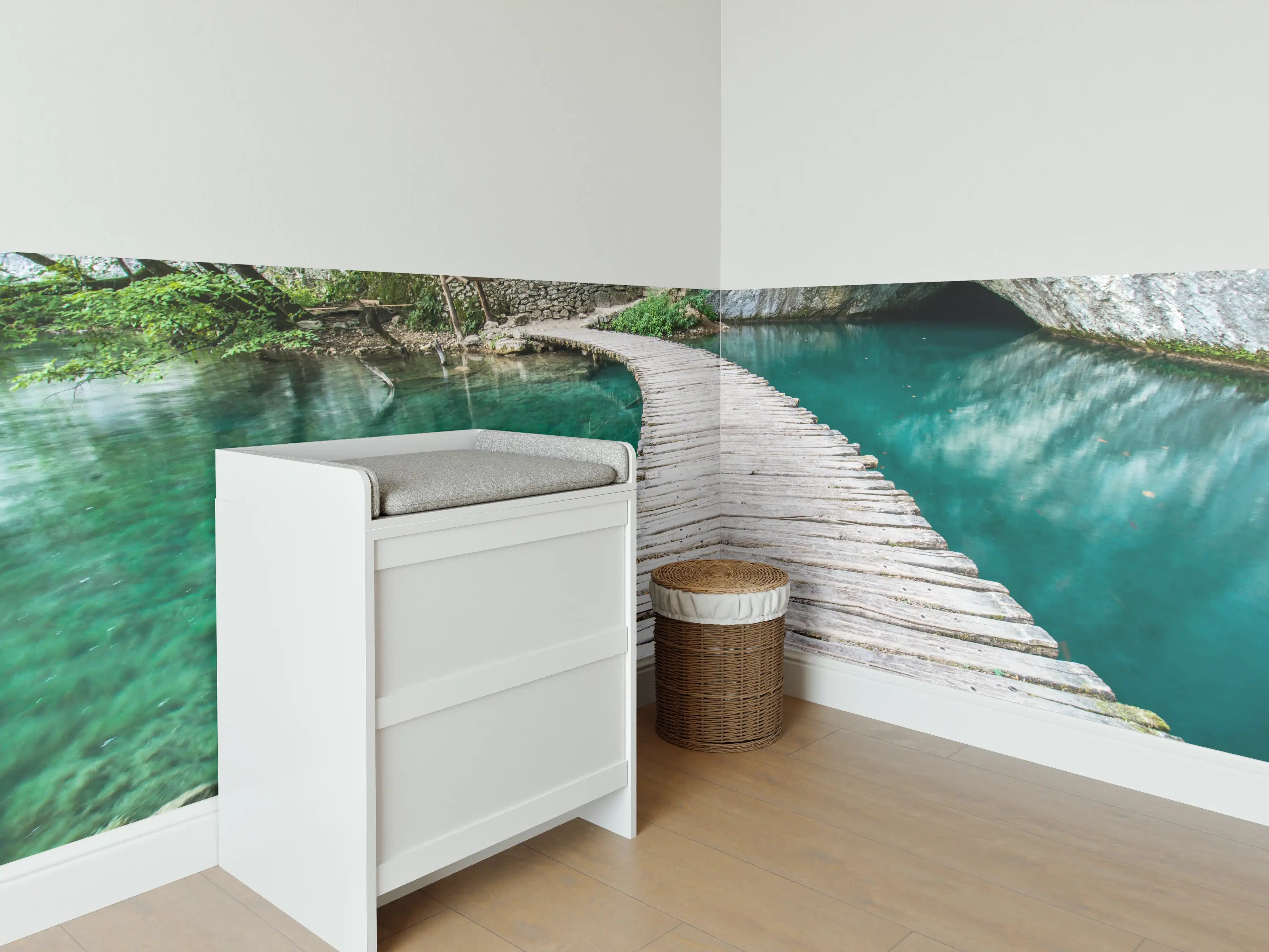 Babyzimmer Wandgestaltung - Holzsteg über türkisfarbenem Wasser