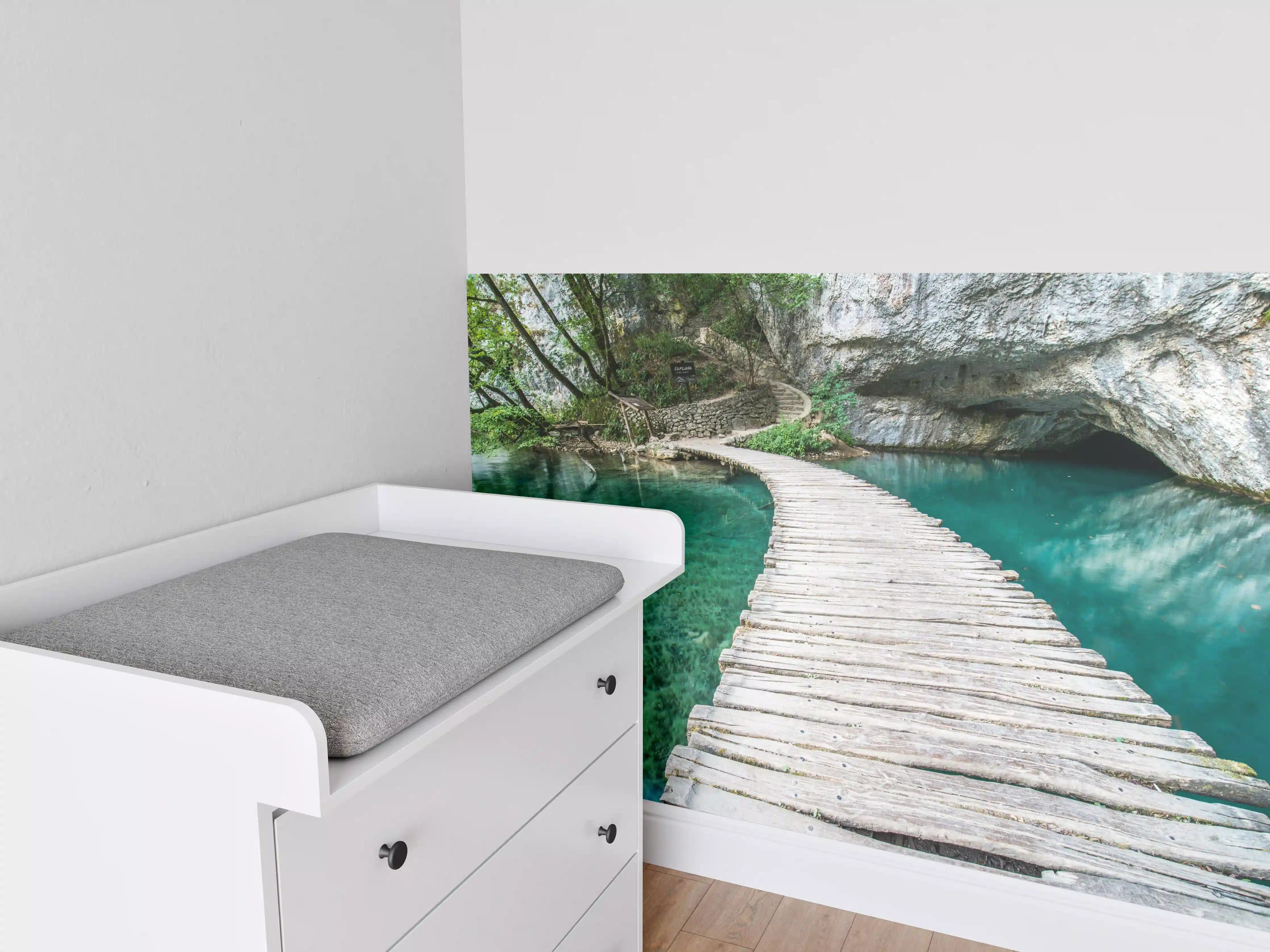 Babyzimmer Wandgestaltung - Holzsteg über türkisfarbenem Wasser