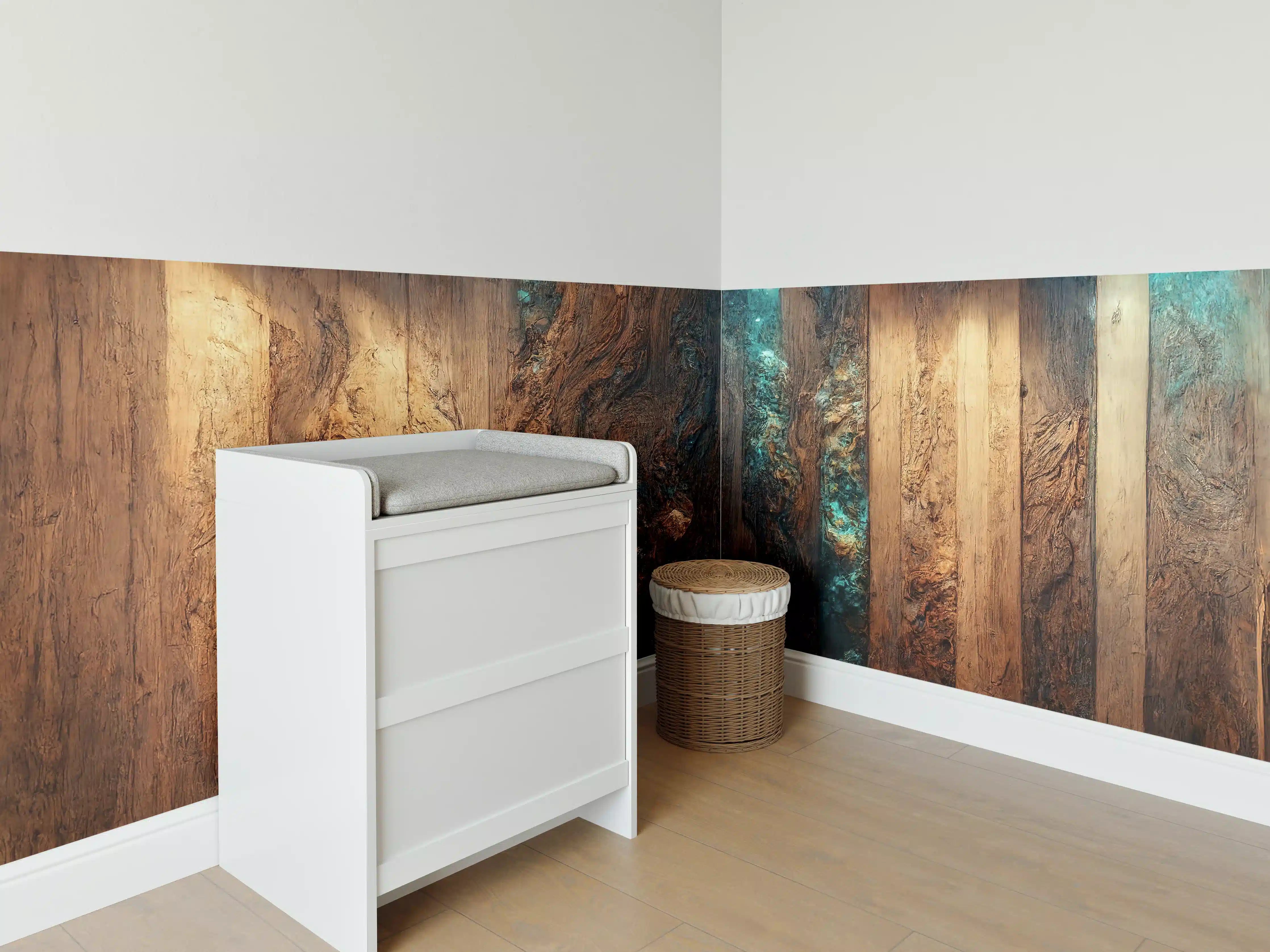 Babyzimmer Wandgestaltung - Holztisch mit blauen Epoxidharz