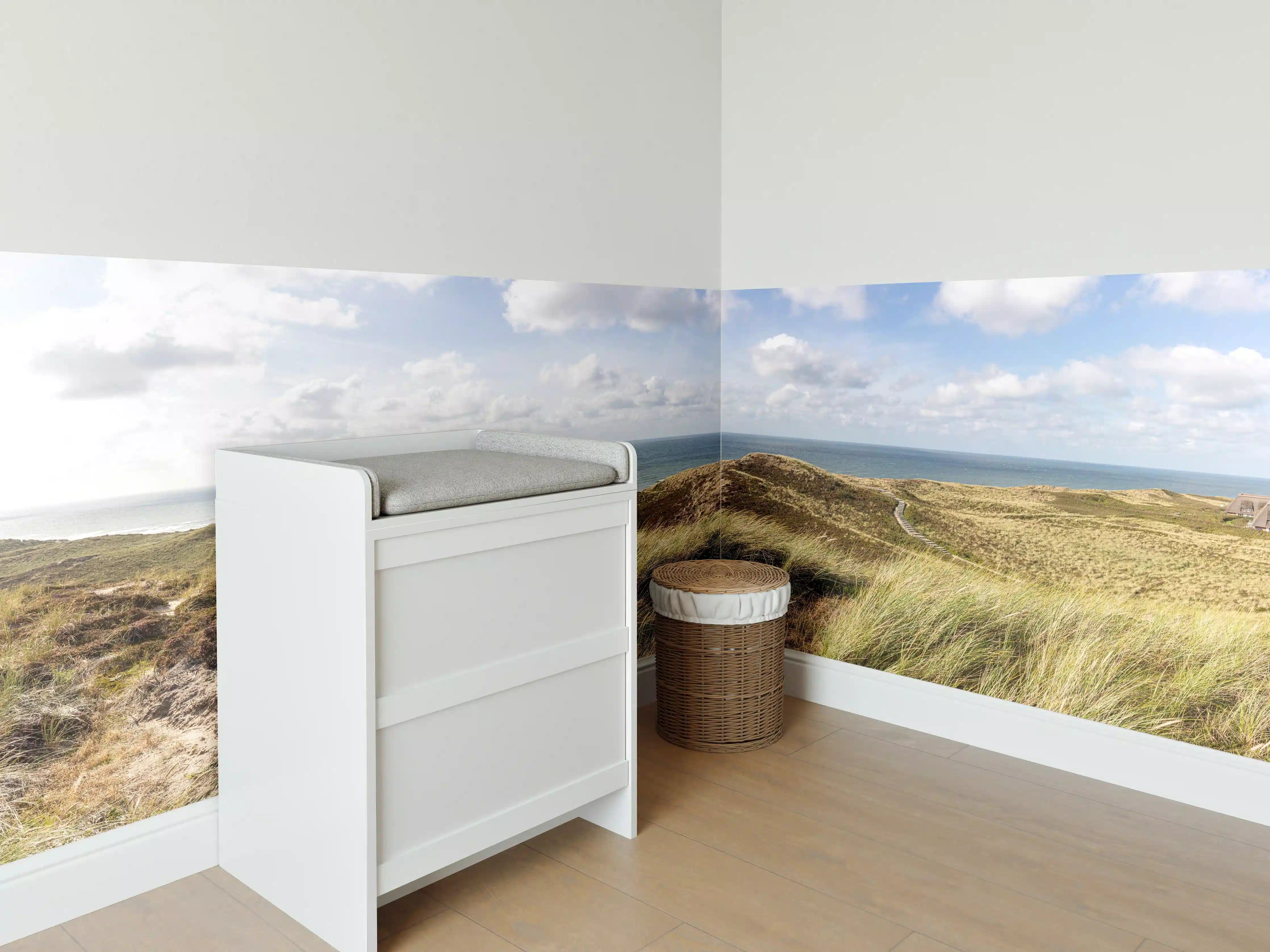 Babyzimmer Wandgestaltung - Idyllische Küstenlandschaft mit sanften Hügeln