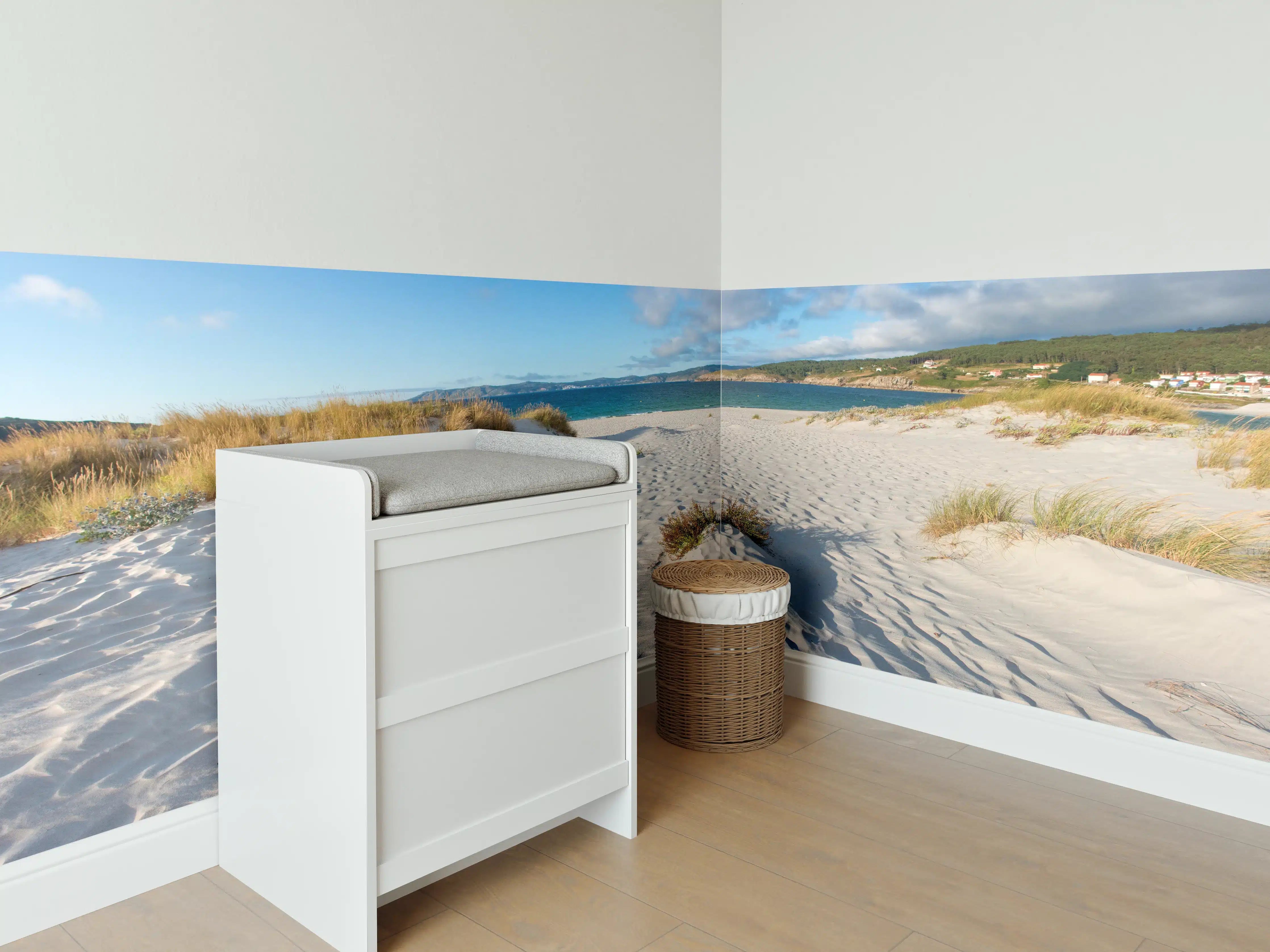 Babyzimmer Wandgestaltung - Idyllische Strandlandschaft im sanften Weiß-Blau