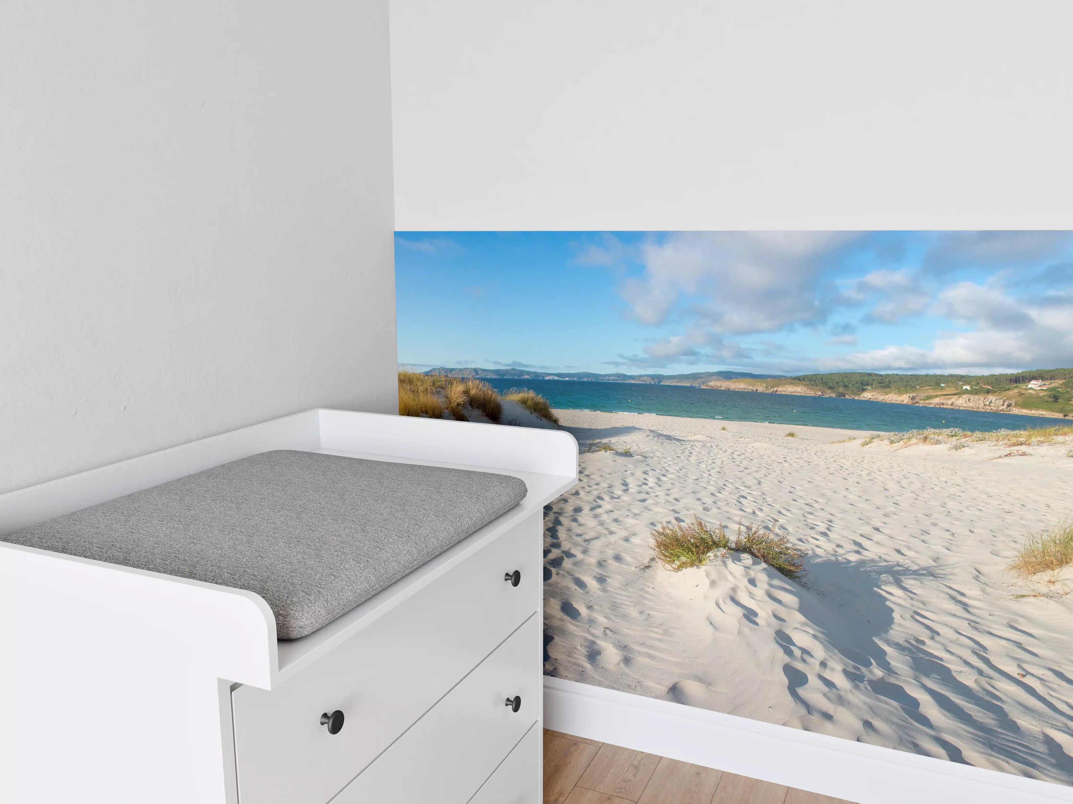 Babyzimmer Wandgestaltung - Idyllische Strandlandschaft im sanften Weiß-Blau