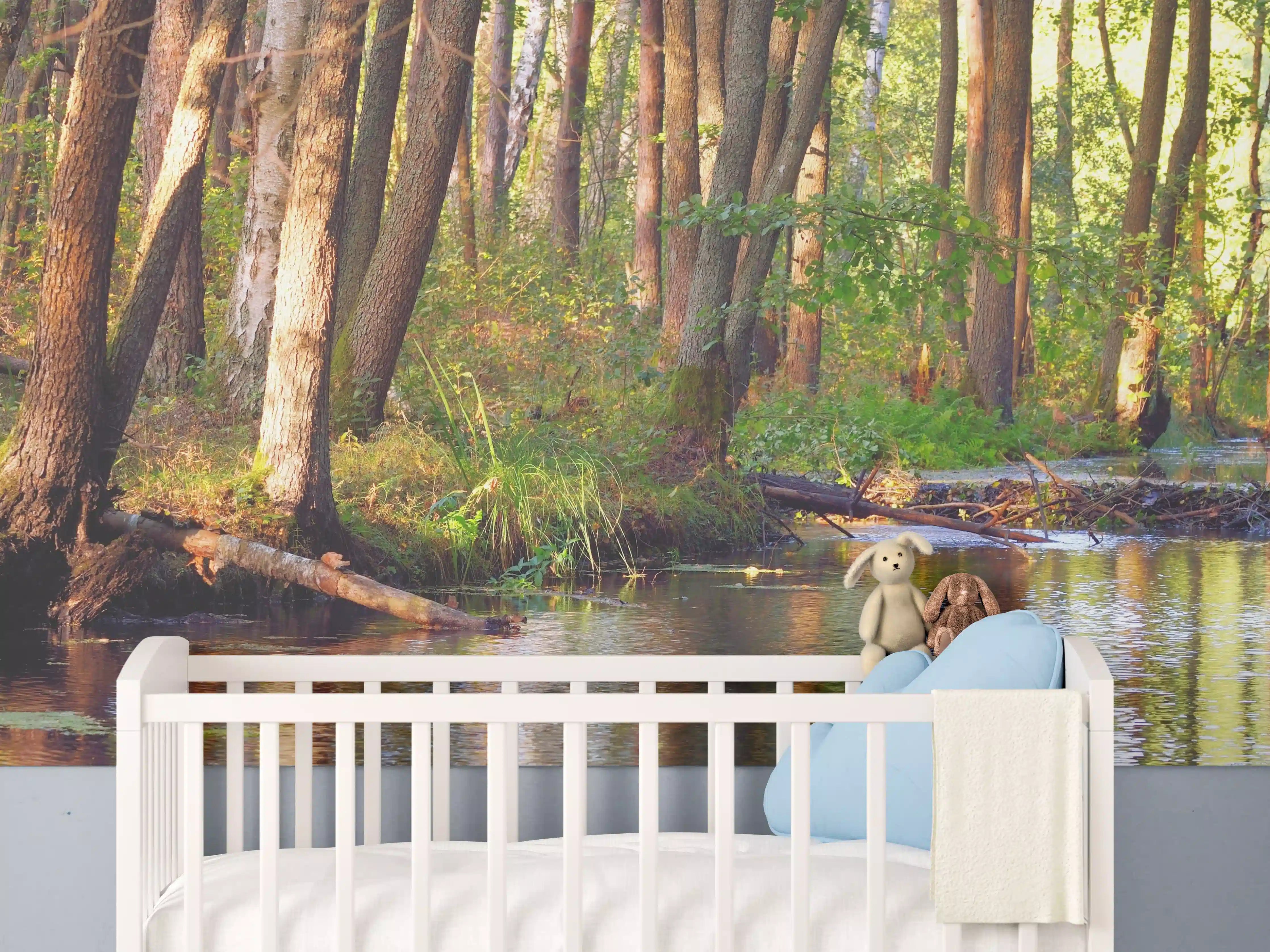 Babyzimmer Wandgestaltung - Idyllischer Fluss im Wald mit Sonnenlicht