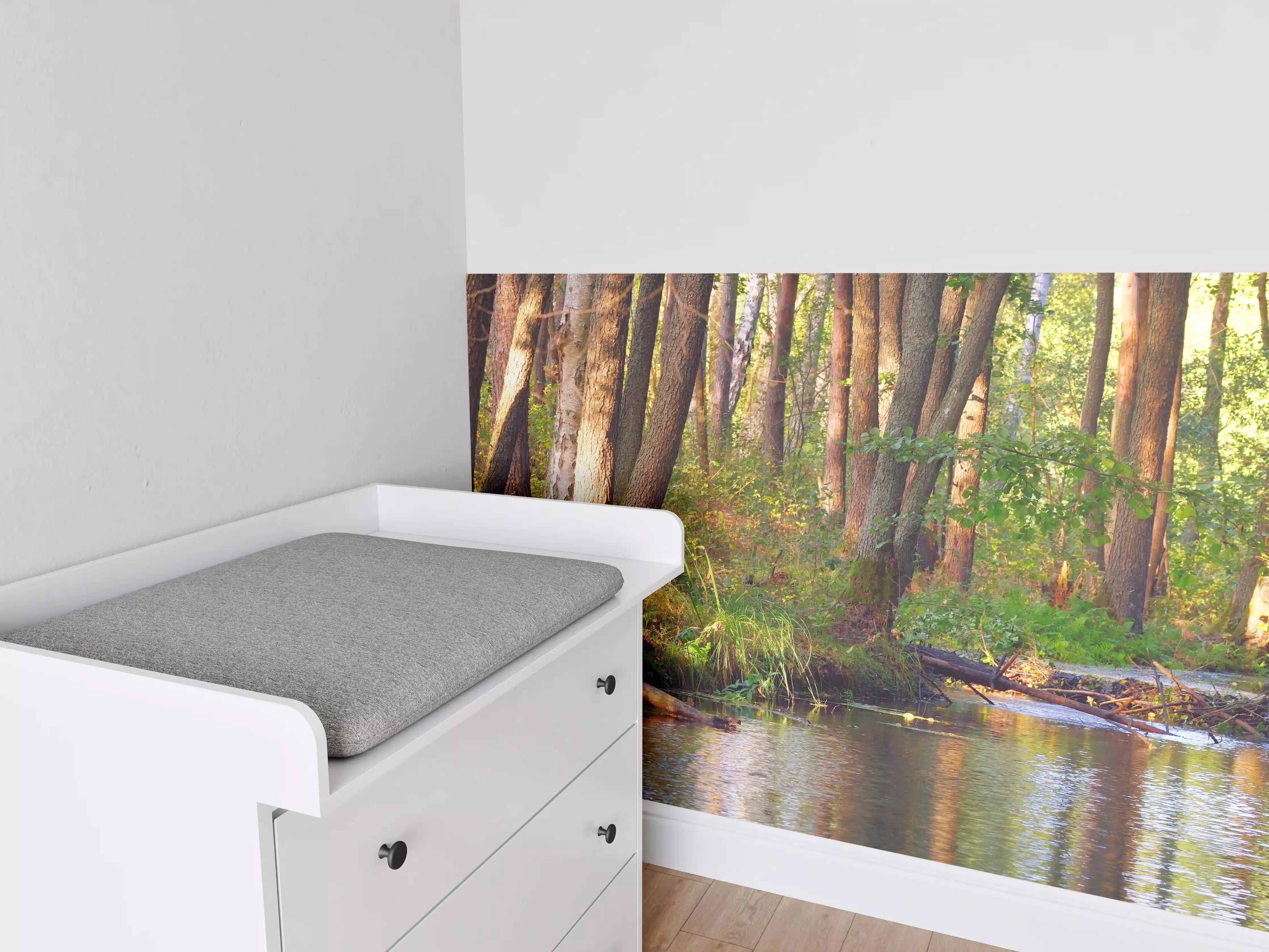 Babyzimmer Wandgestaltung - Idyllischer Fluss im Wald mit Sonnenlicht