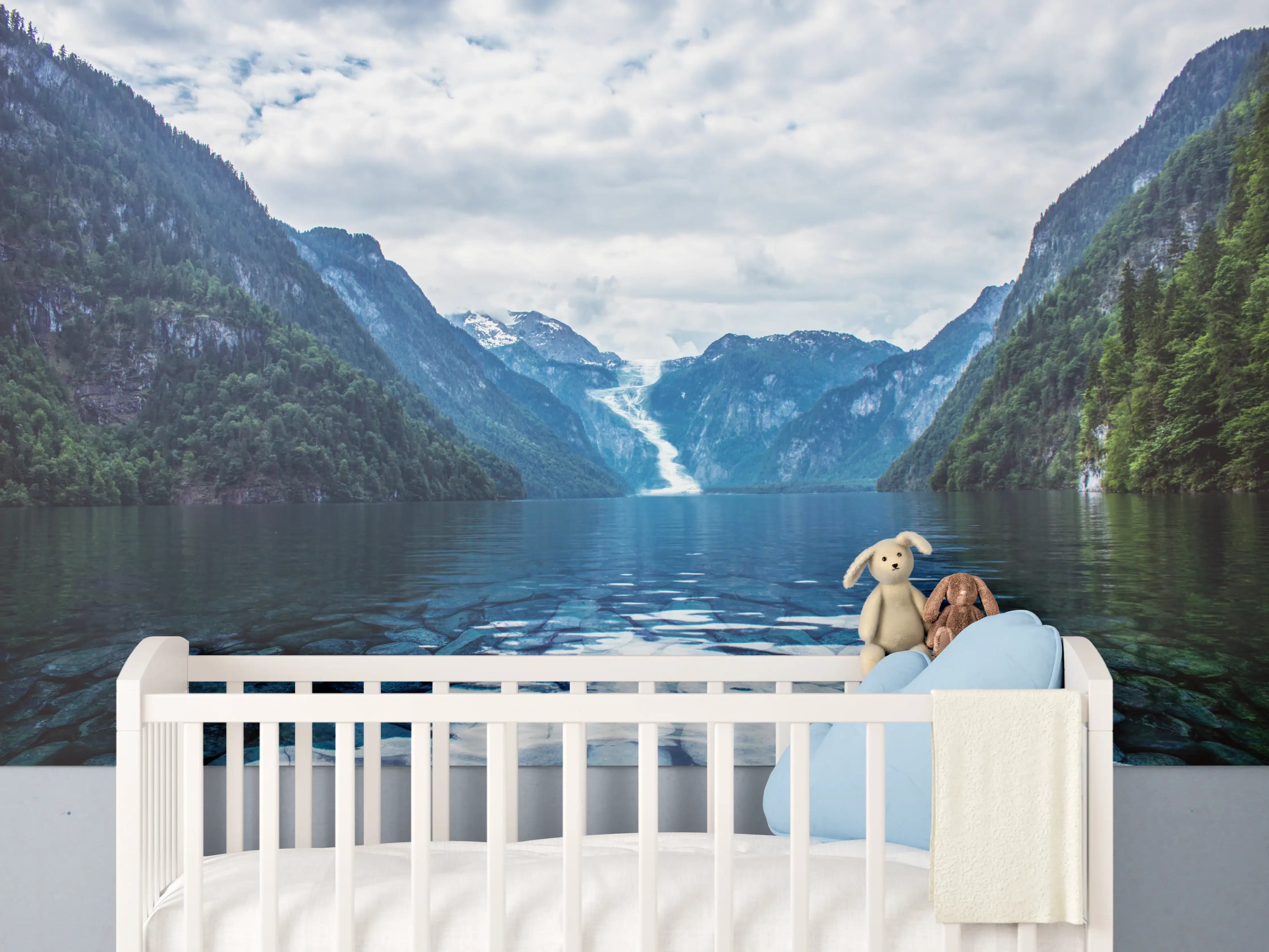 Babyzimmer Wandgestaltung - Idyllischer See in den Bergen 