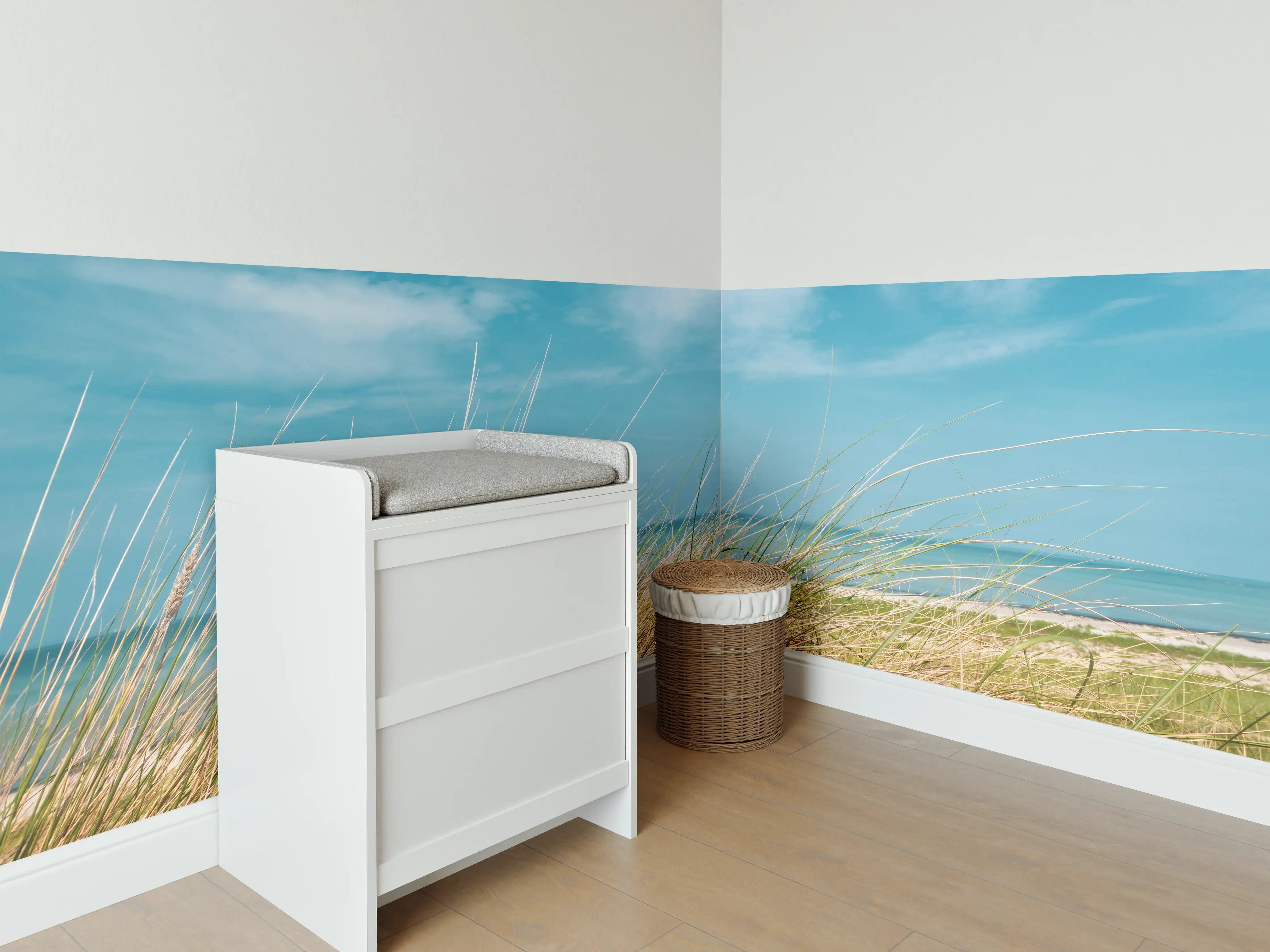 Babyzimmer Wandgestaltung - Idyllischer Strand mit blühendem Gras