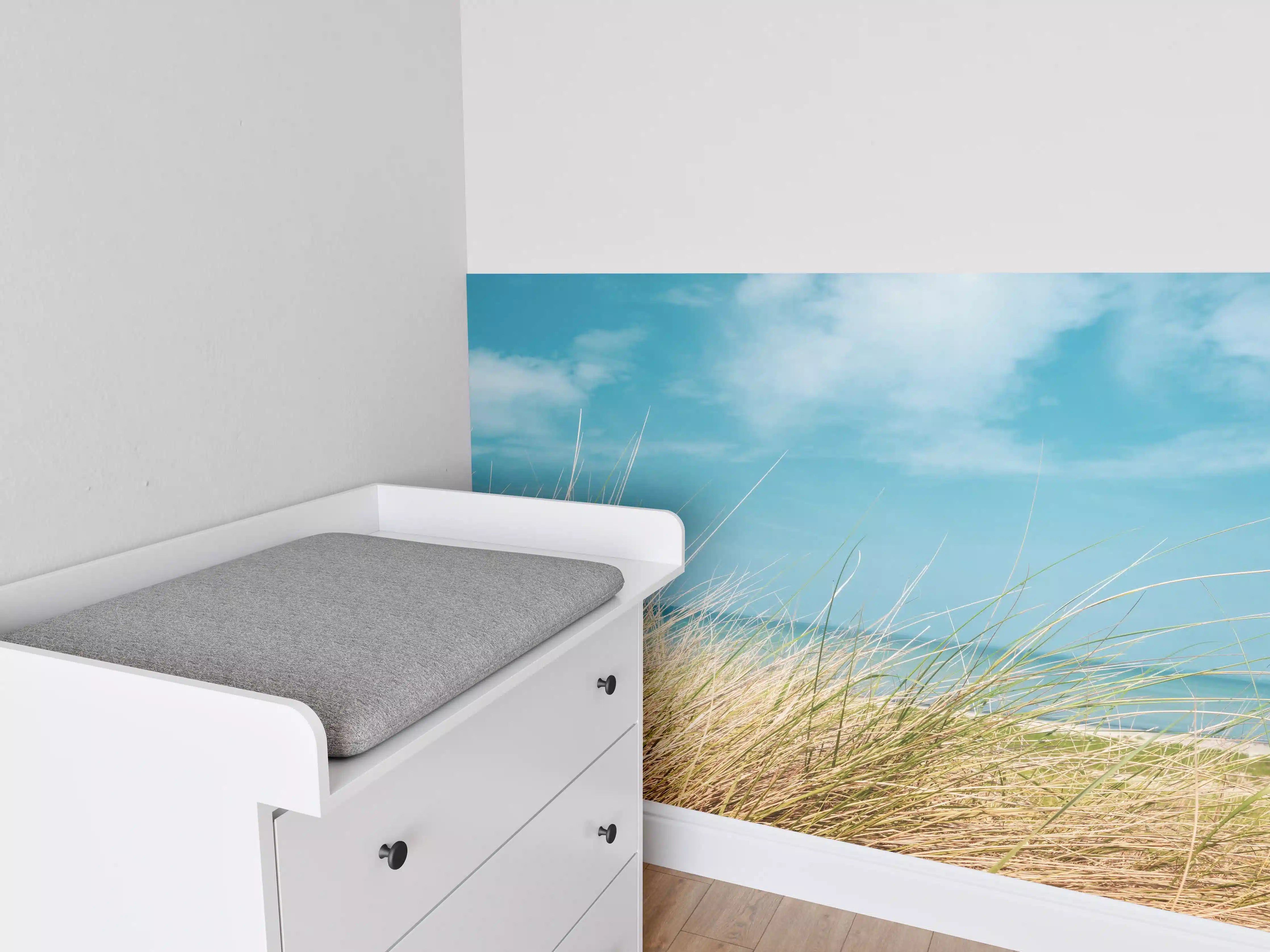 Babyzimmer Wandgestaltung - Idyllischer Strand mit blühendem Gras