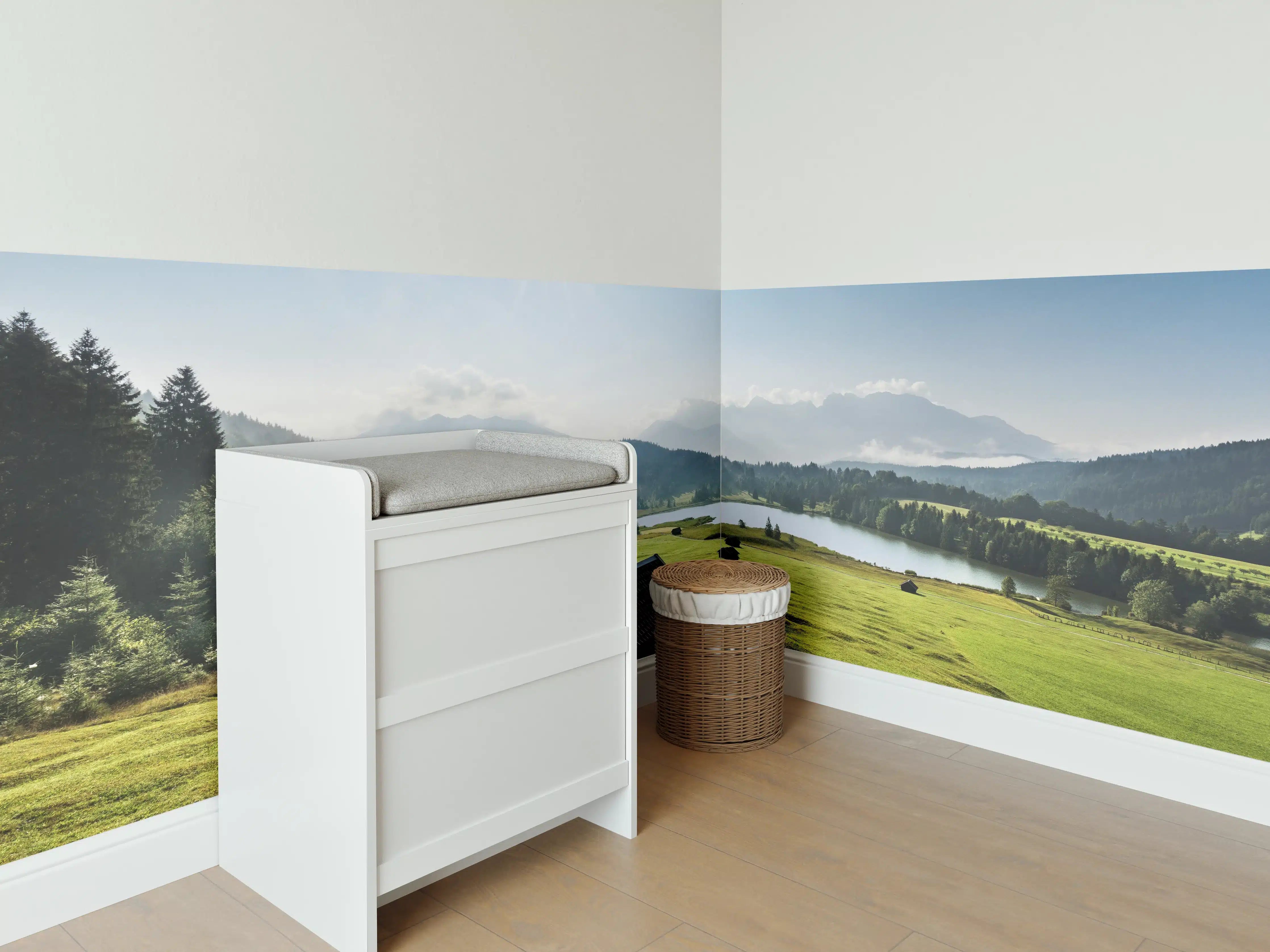 Babyzimmer Wandgestaltung - Idyllisches Alpenpanorama mit See